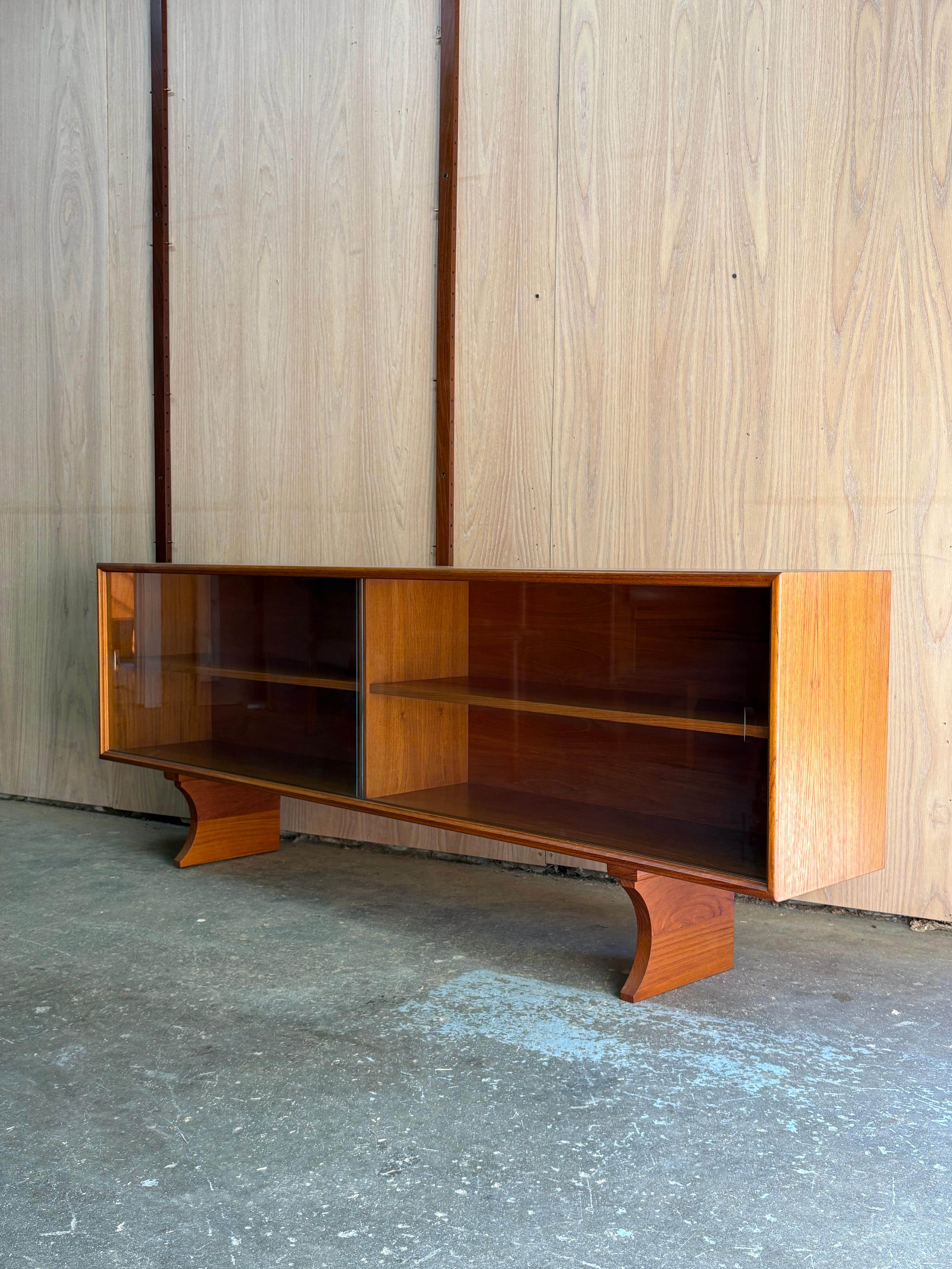 1960er Jahre Dänischer Teakholz-Vitrinenschrank von ACO Møbler im Zustand „Hervorragend“ im Angebot in Victoria, BC