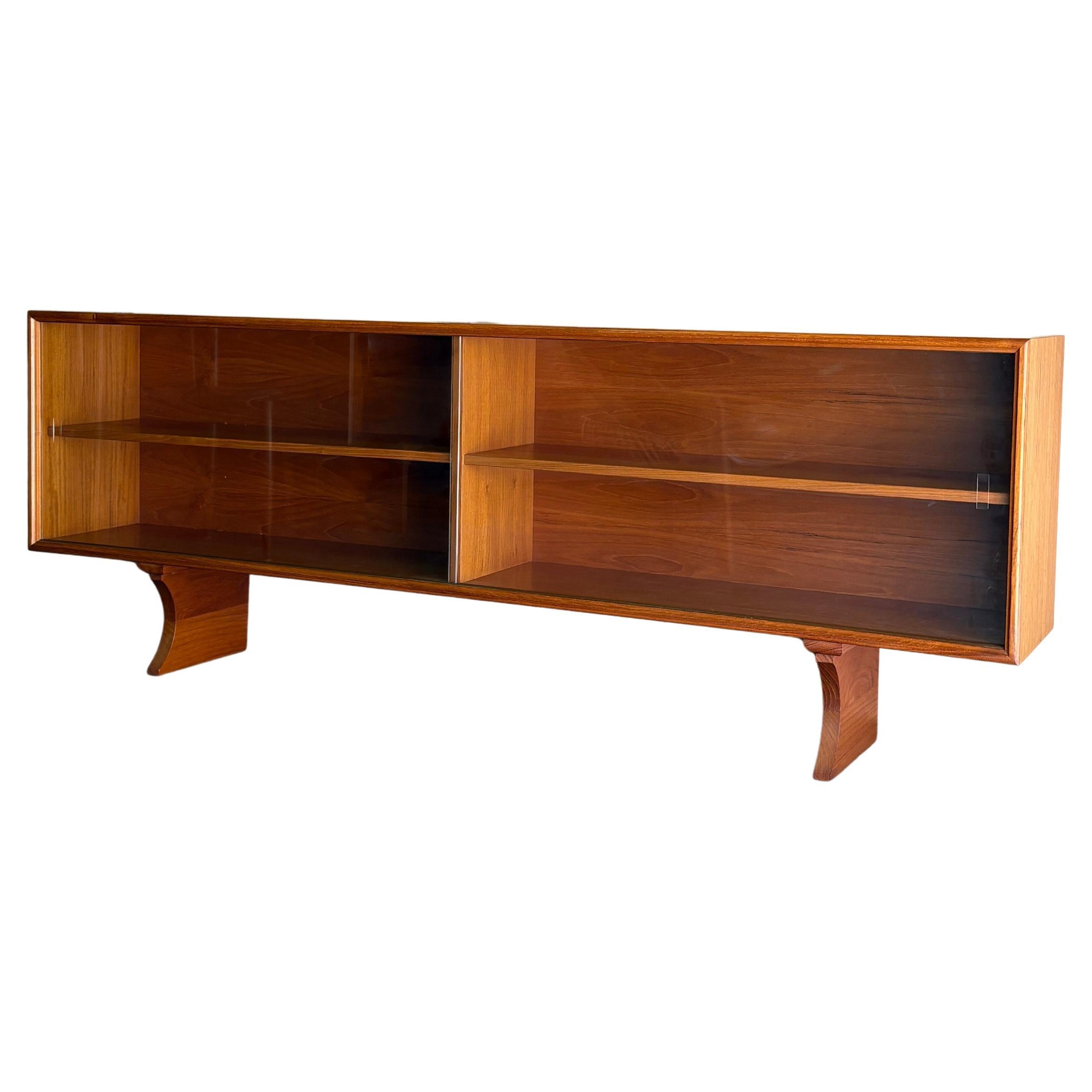 1960er Jahre Dänischer Teakholz-Vitrinenschrank von ACO Møbler im Angebot