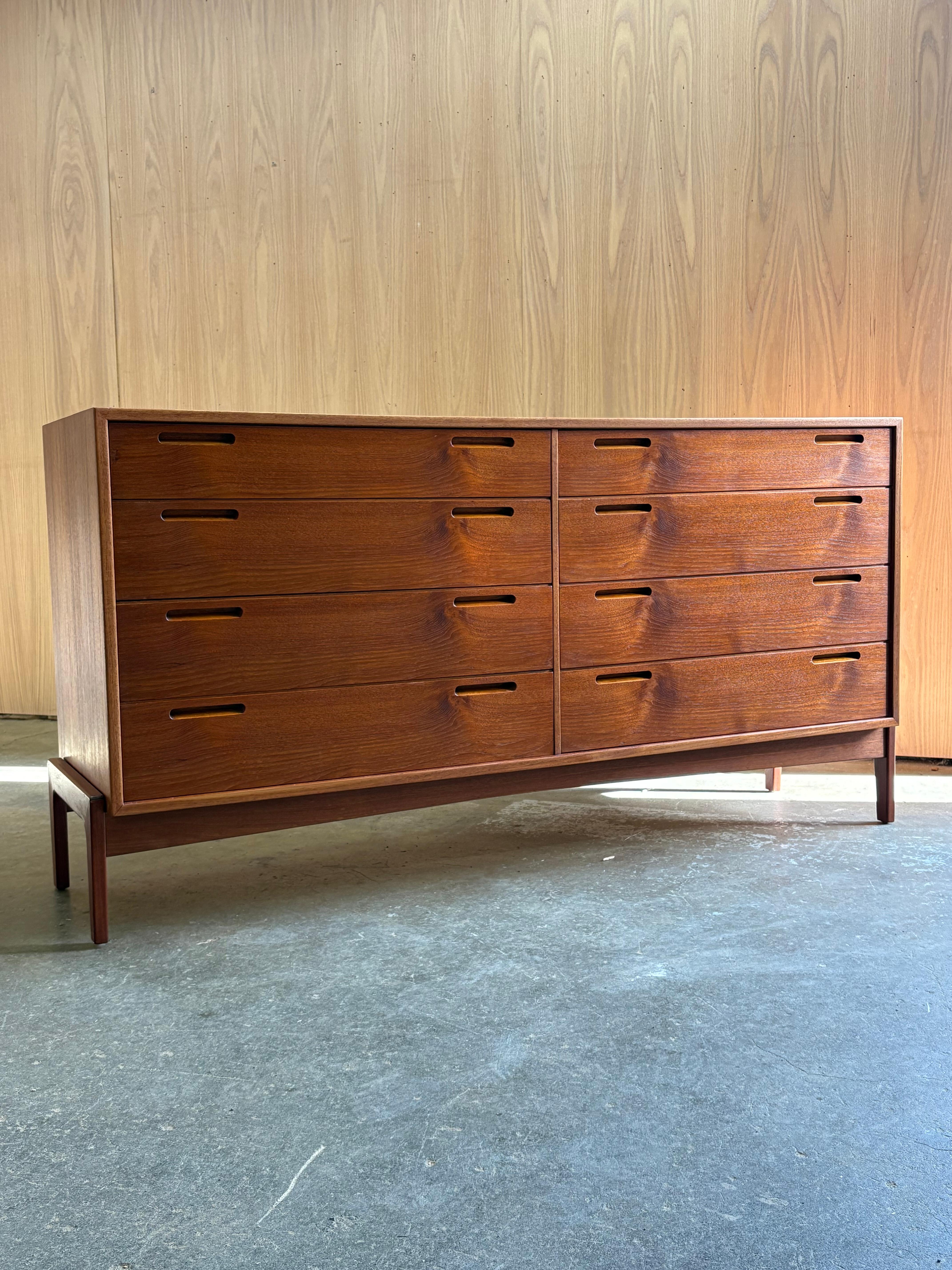 Un raffinato comò danese in teak di William Watting, risalente agli anni '60, che mostra l'equilibrio caratteristico del designer tra linee pulite e dettagli accurati. Appena restaurato dal nostro team, il pezzo si presenta in modo eccezionale, con