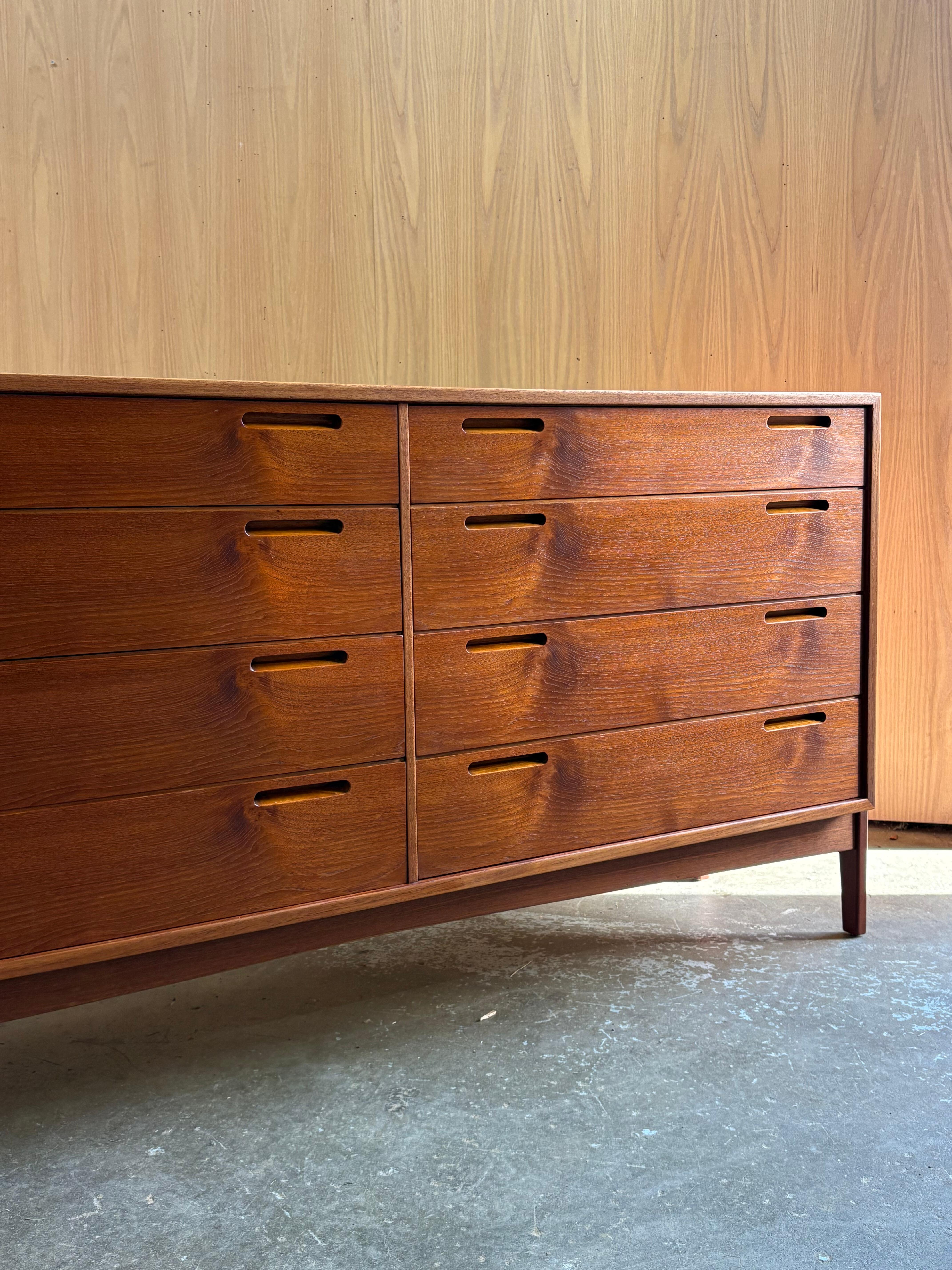 Mid-Century moderno Cassettone danese in teak del 1960 di William Watting in vendita