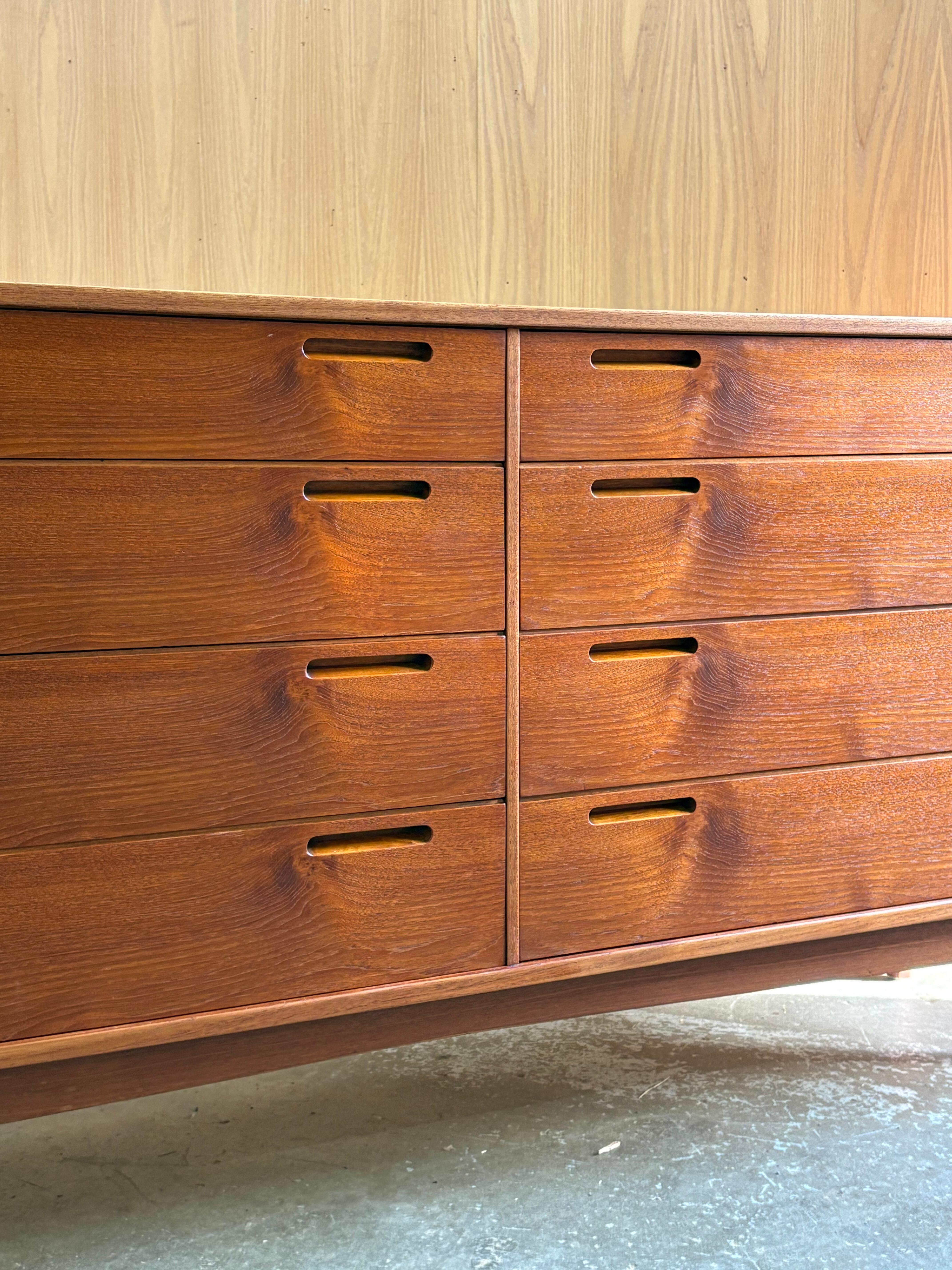 Cassettone danese in teak del 1960 di William Watting In condizioni ottime in vendita a Victoria, BC