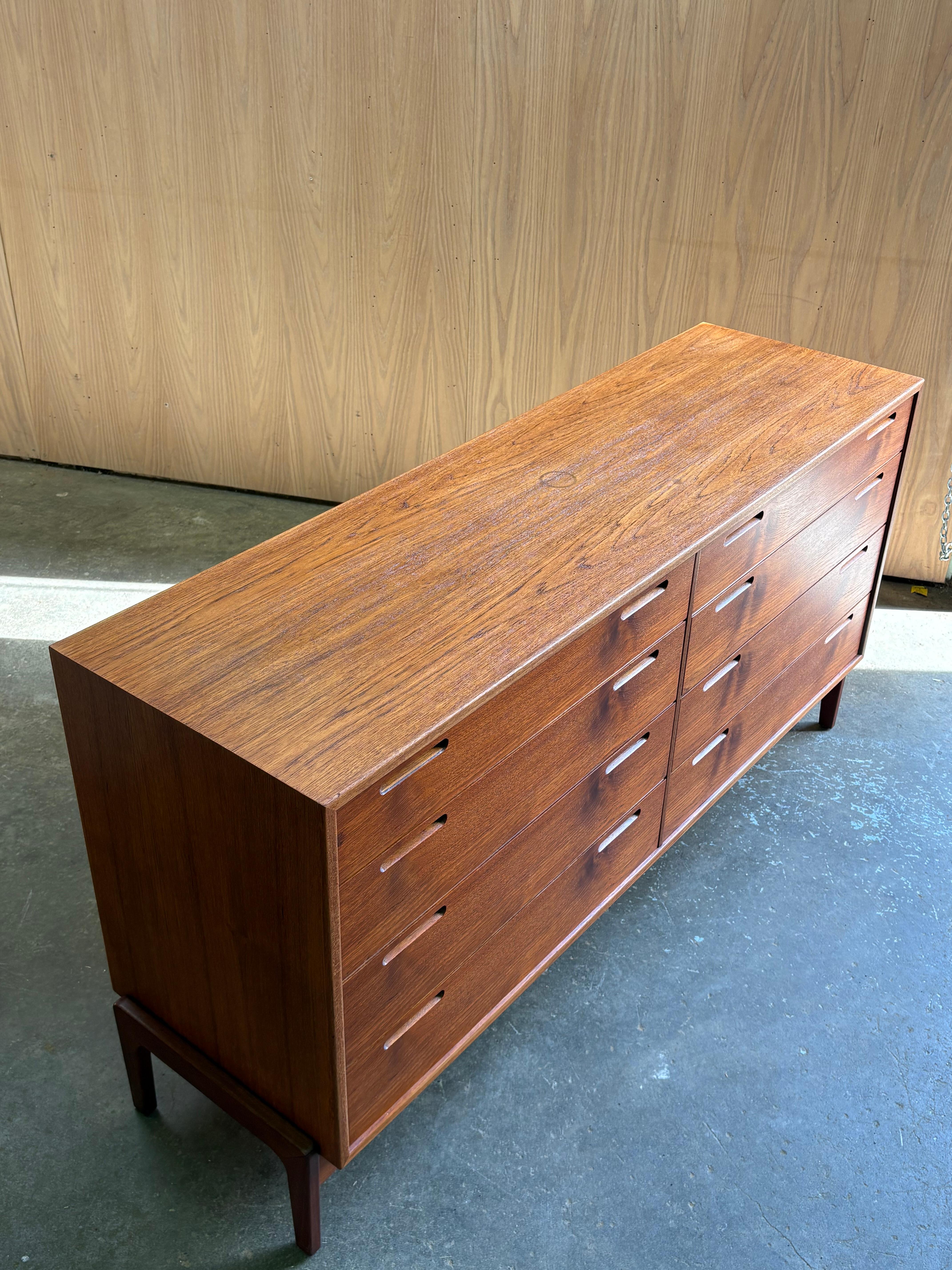 Metà XX secolo Cassettone danese in teak del 1960 di William Watting in vendita