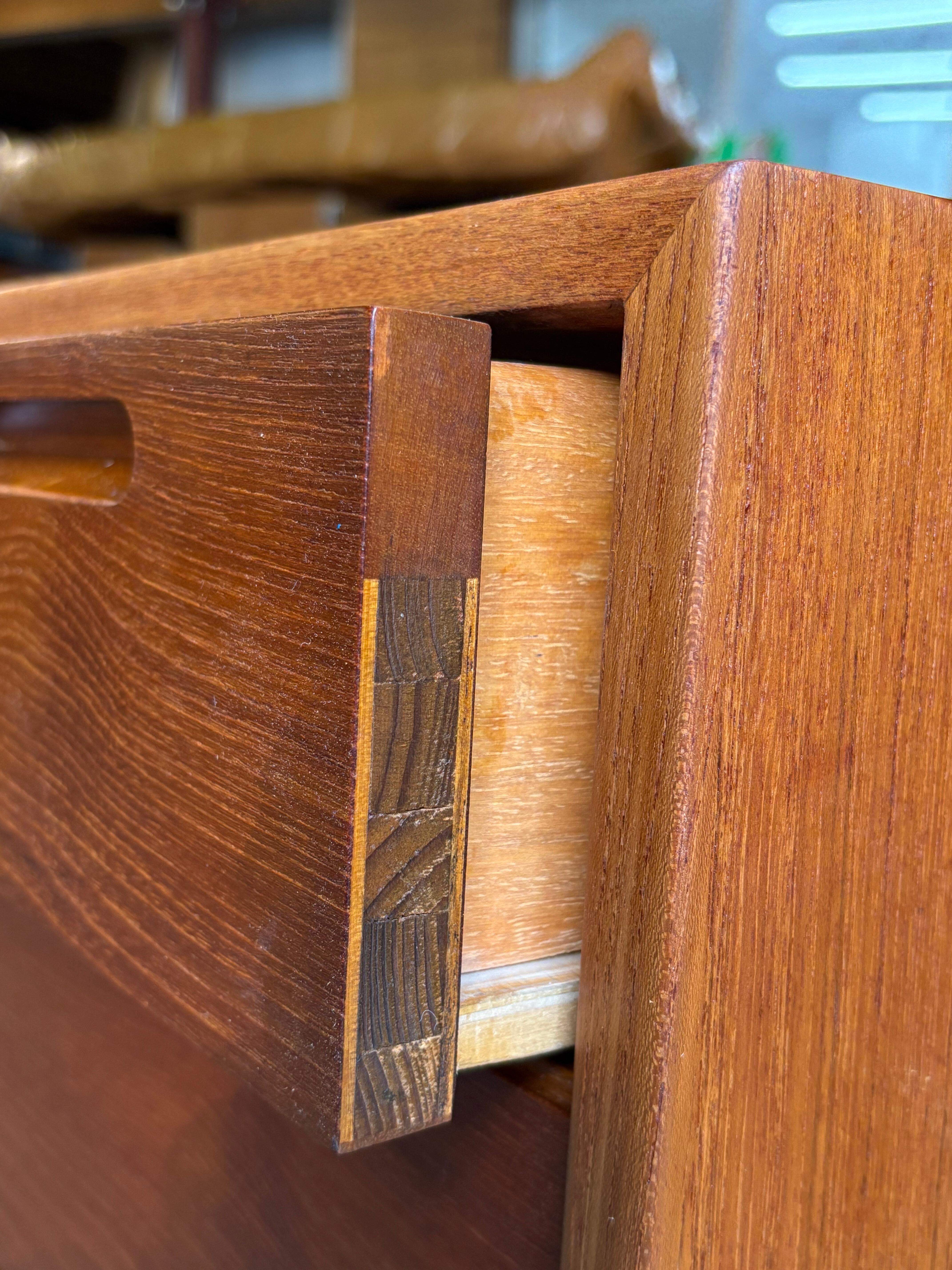 Teak Cassettone danese in teak del 1960 di William Watting in vendita