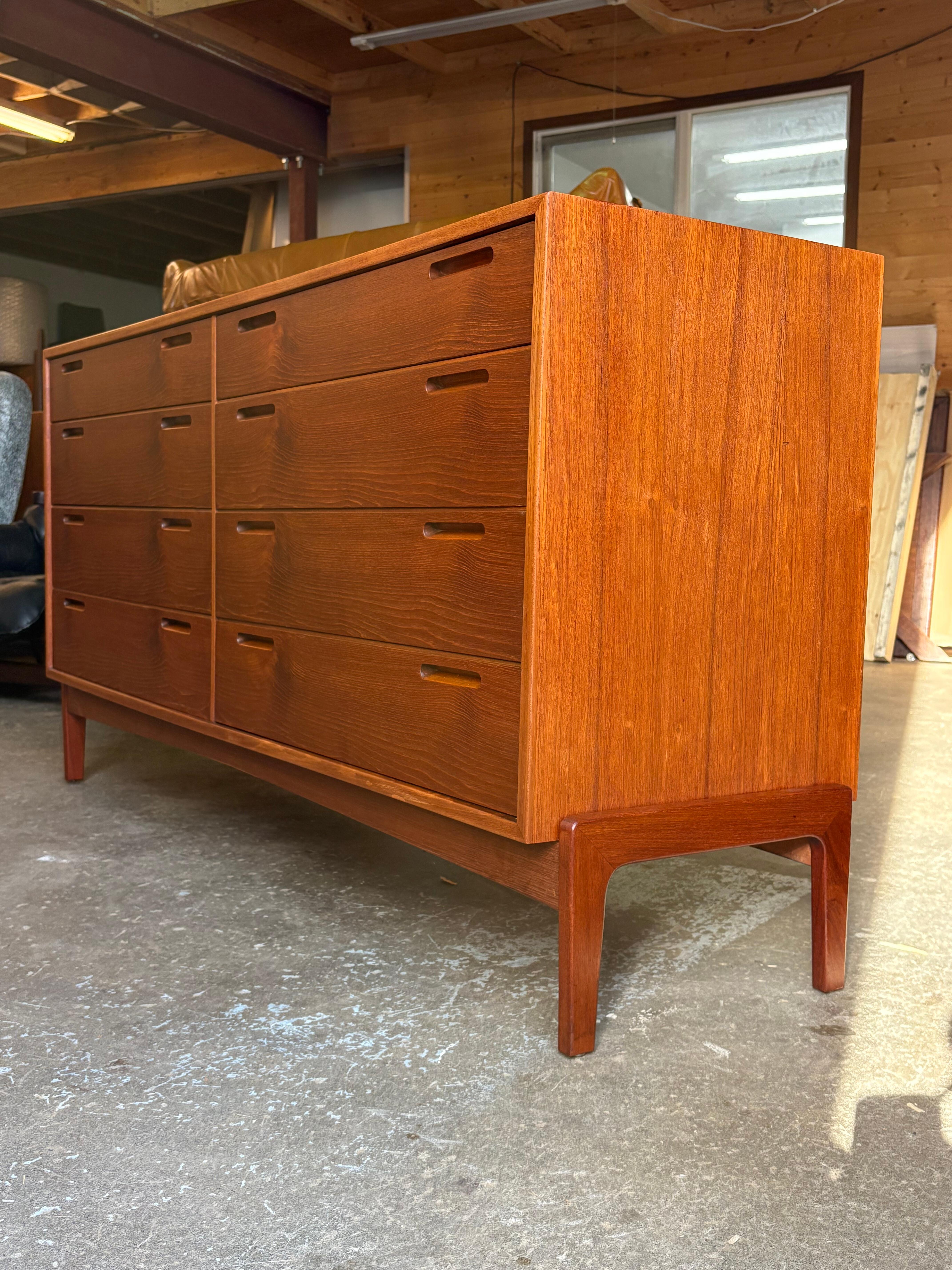 Cassettone danese in teak del 1960 di William Watting in vendita 1