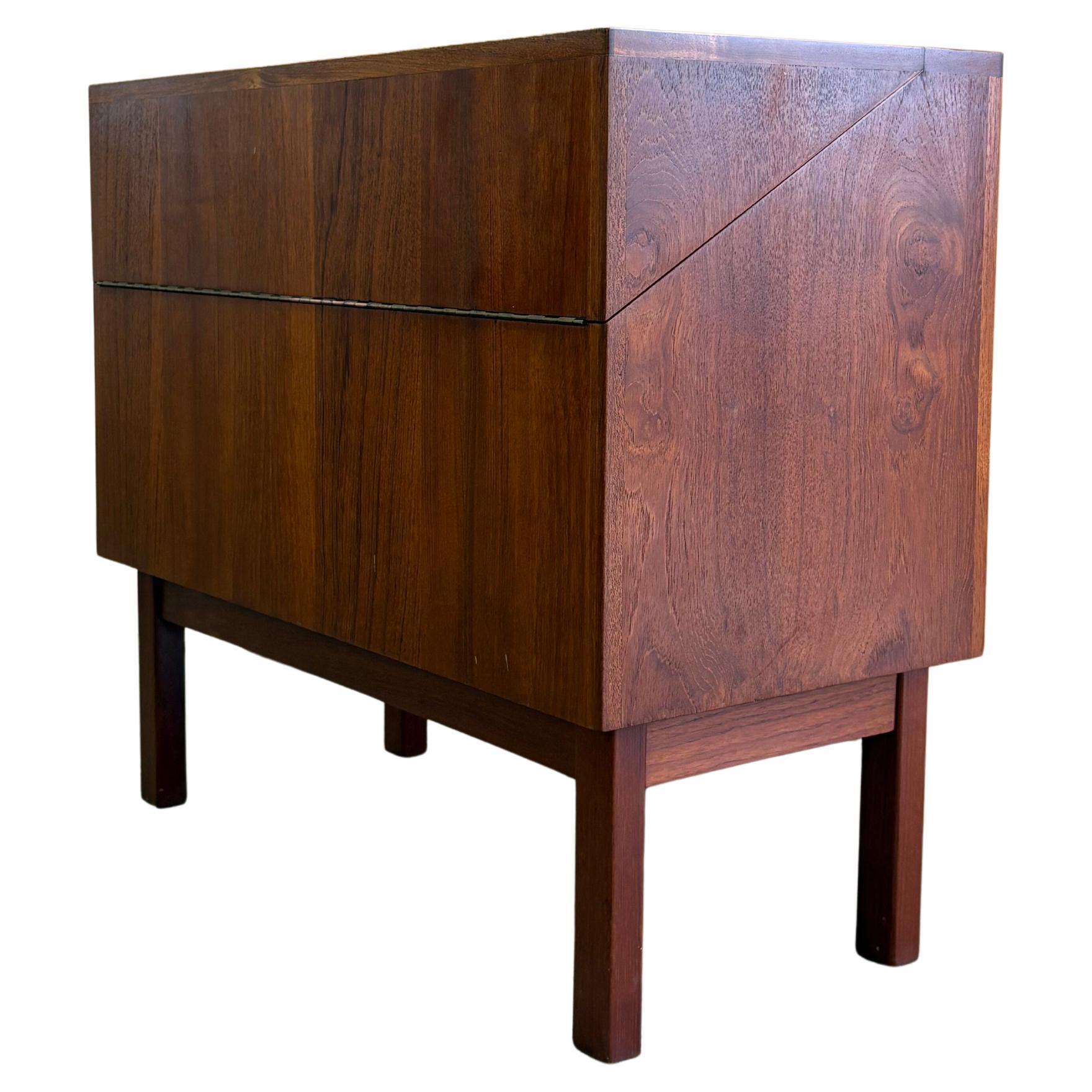 1960er Jahre Dänischer Teakholzschrank - Bar- oder Plattenschrank