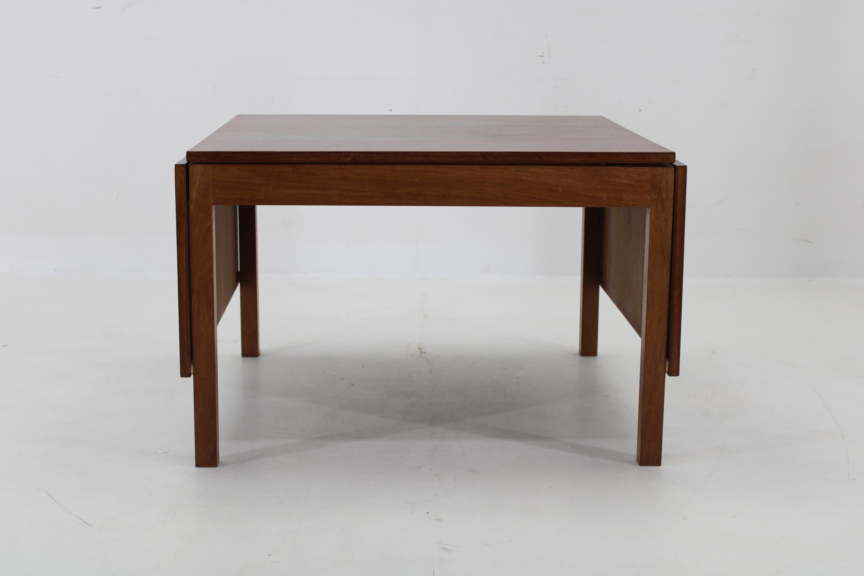 - Carefully refurbished 
- Legs and frame made of oak wood 
- 152cm width when extended