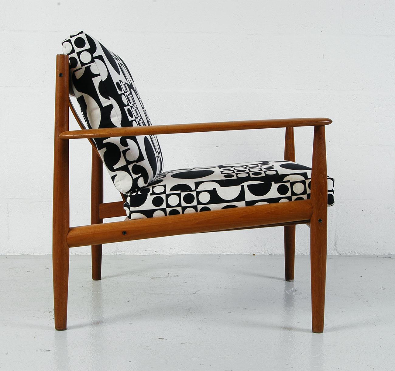 Incredibly stylish midcentury easy chair designed by Grete Jalk (Model 118), manufactured by France & Son in Denmark. The frame is made from teak and the cushions have been upholstered in a bold black and white vintage Maharam fabric - ‘Geometri’
