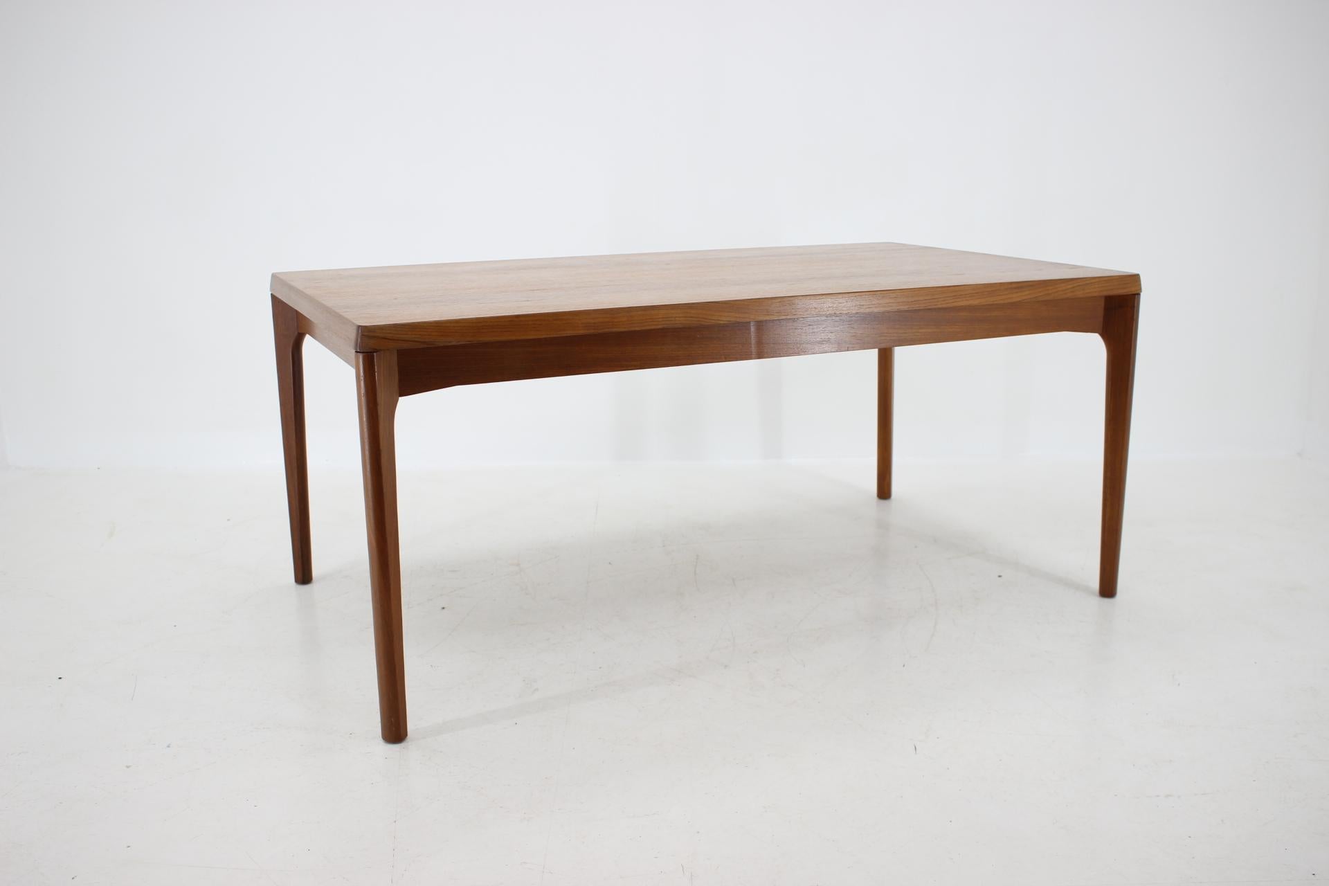 1960s Danish Teak Extendable Dining Table by Henning Kjærnulf In Good Condition In Praha, CZ