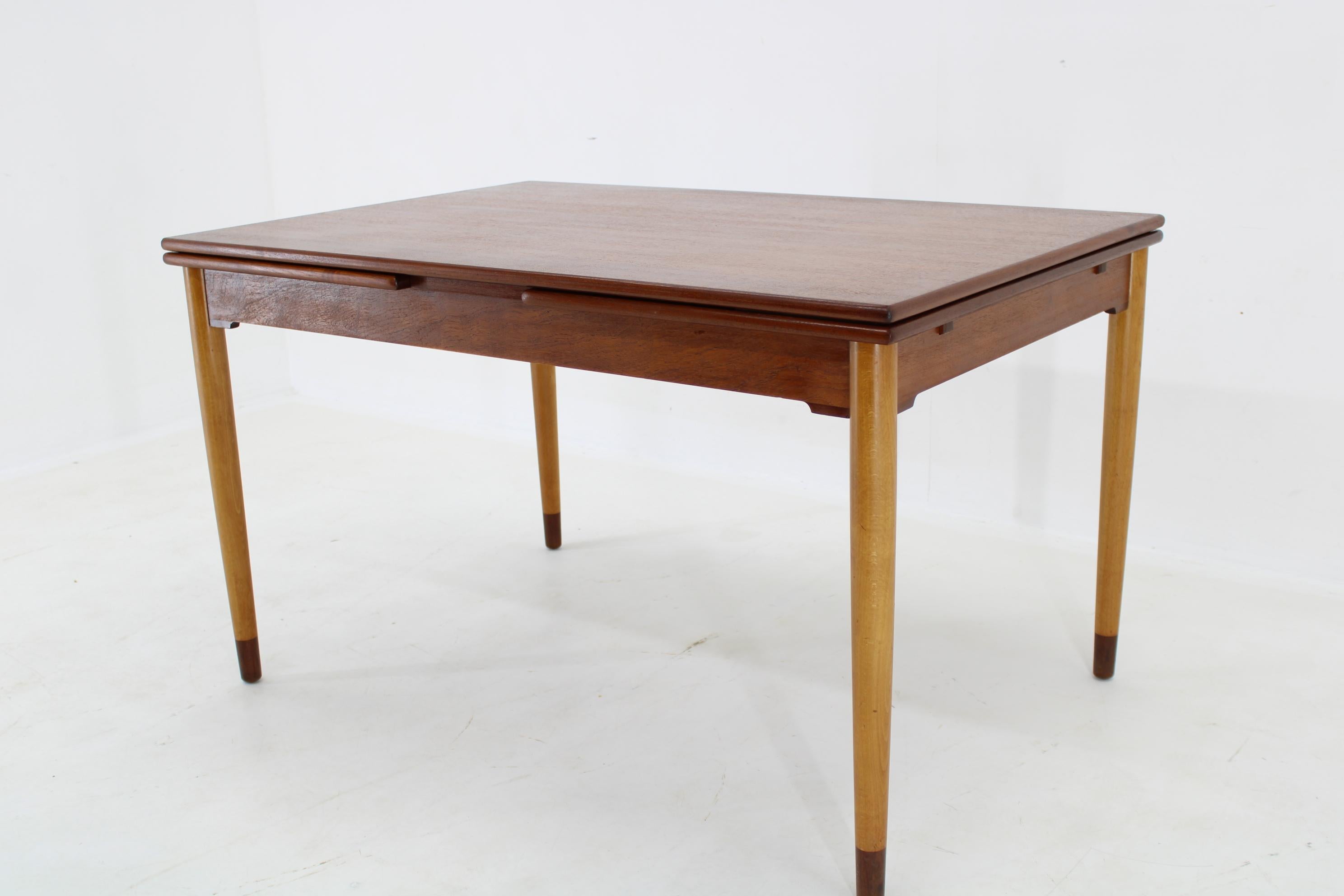 Mid-Century Modern 1960s Danish Teak Extendable Dining Table For Sale