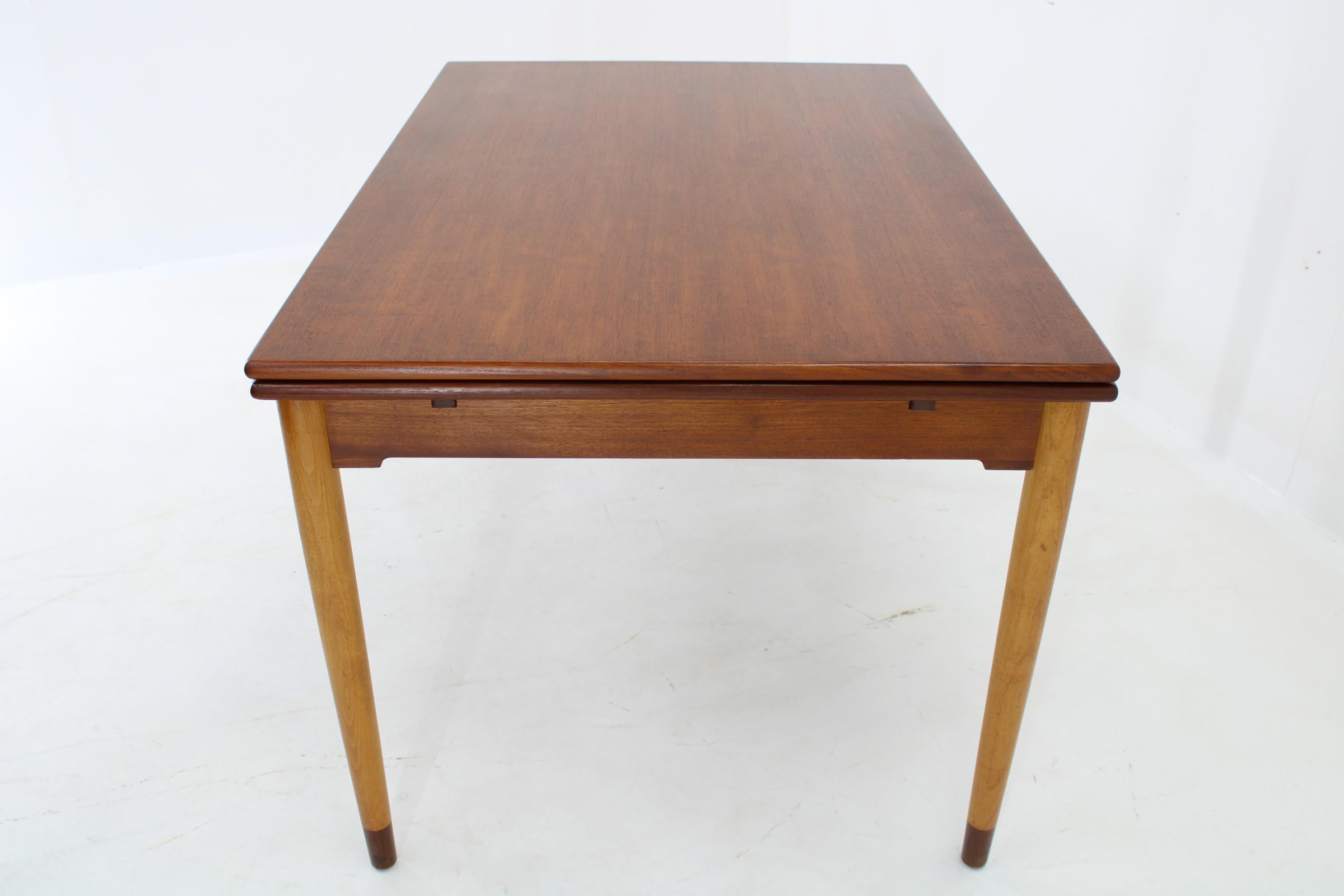 1960s Danish Teak Extendable Dining Table In Good Condition For Sale In Praha, CZ