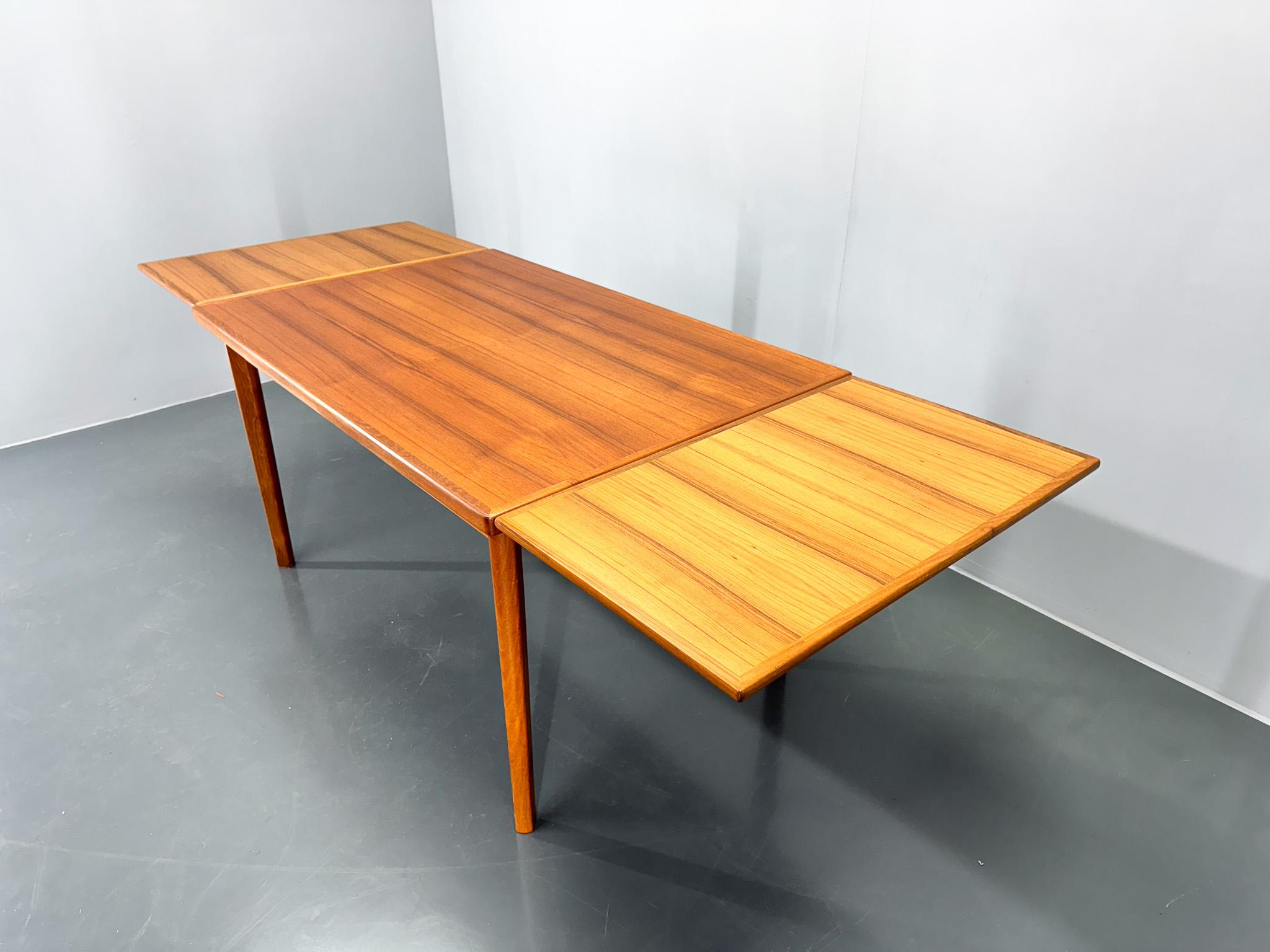 1960s Danish Teak Extendable Dining Table In Good Condition In Praha, CZ