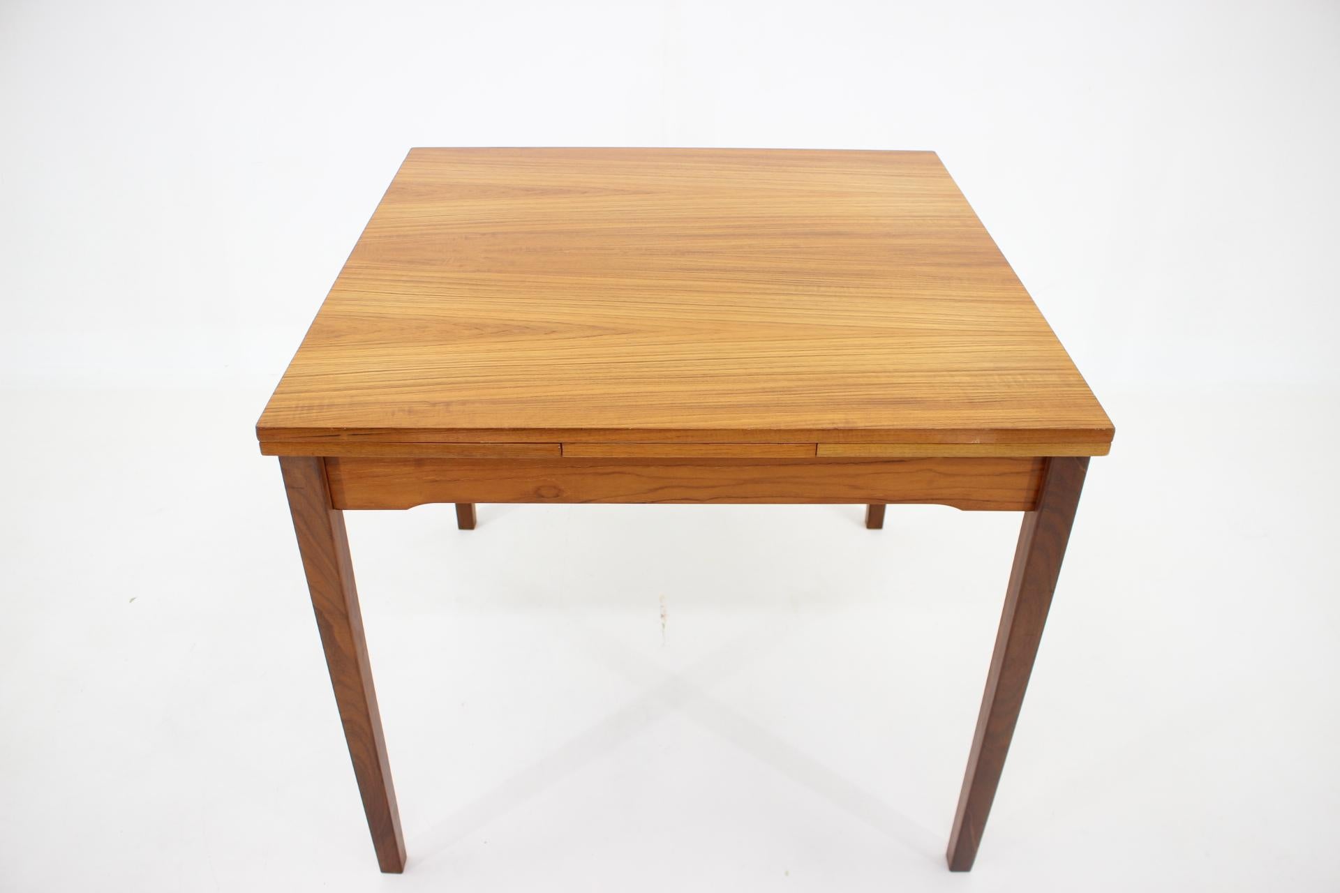 Mid-Century Modern 1960s Danish Teak Extendable Dining Table For Sale