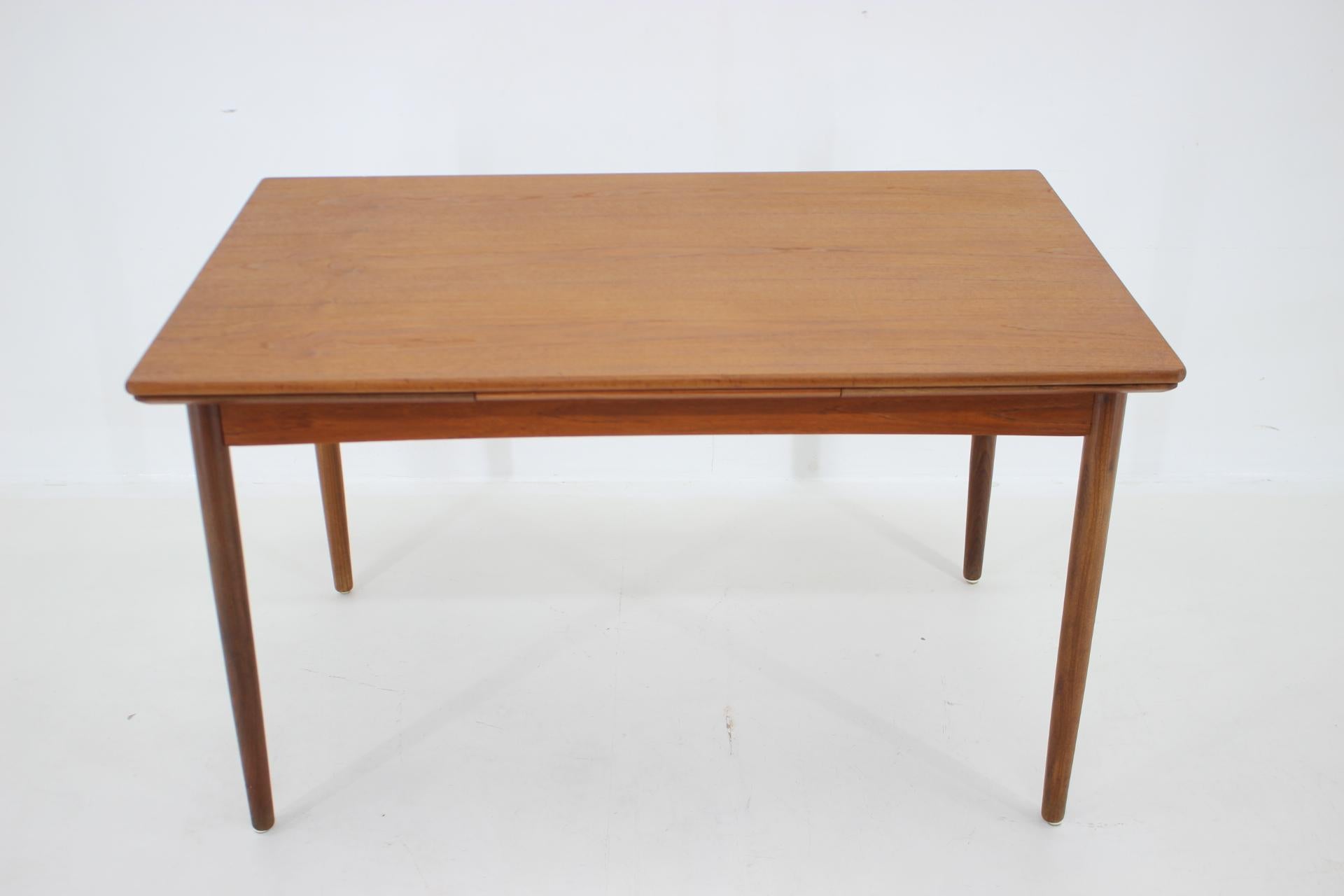 1960s Danish Teak Extendable Dining Table, Restored In Good Condition For Sale In Praha, CZ