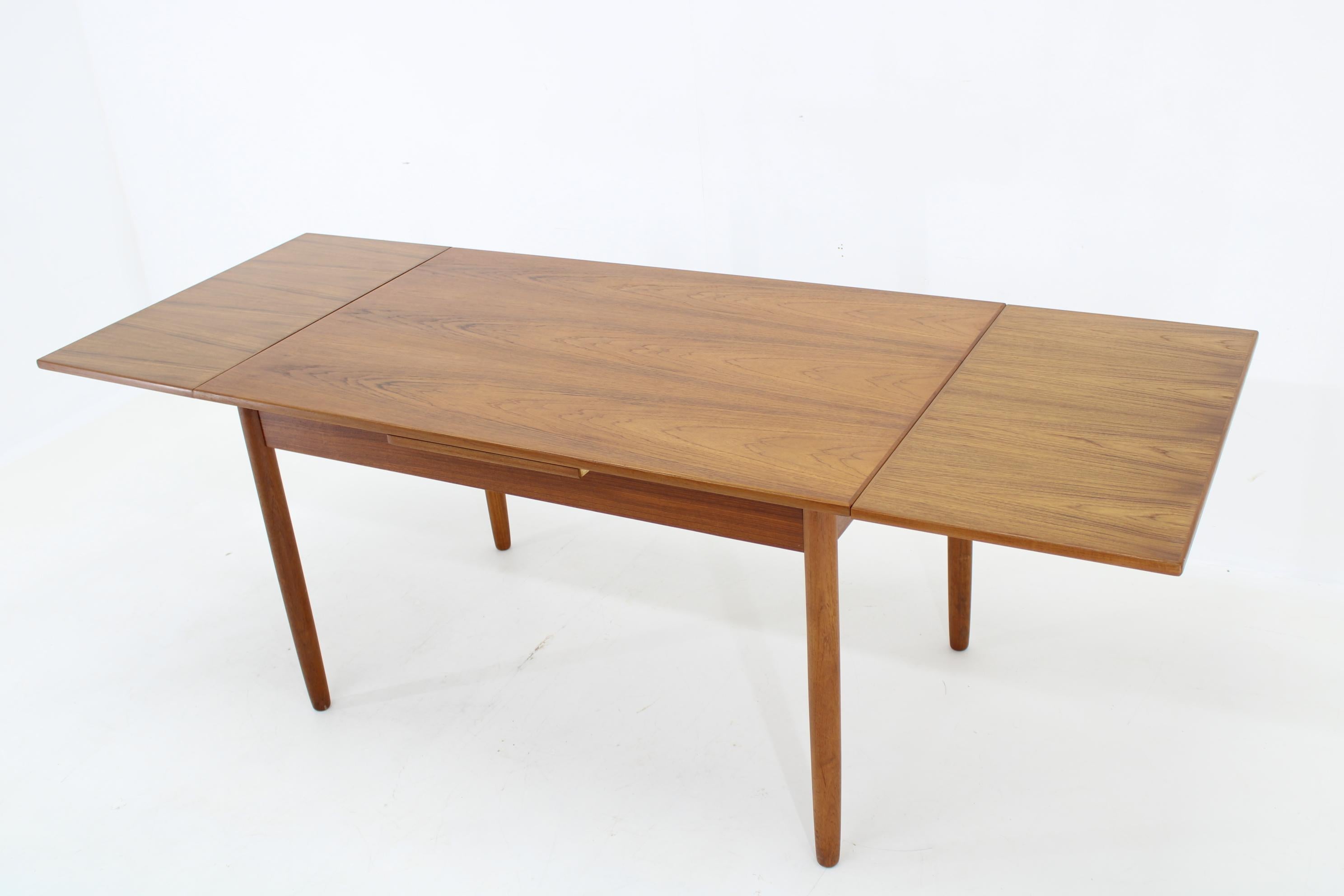 Mid-Century Modern 1960s Danish Teak Extendable Dinining Table For Sale