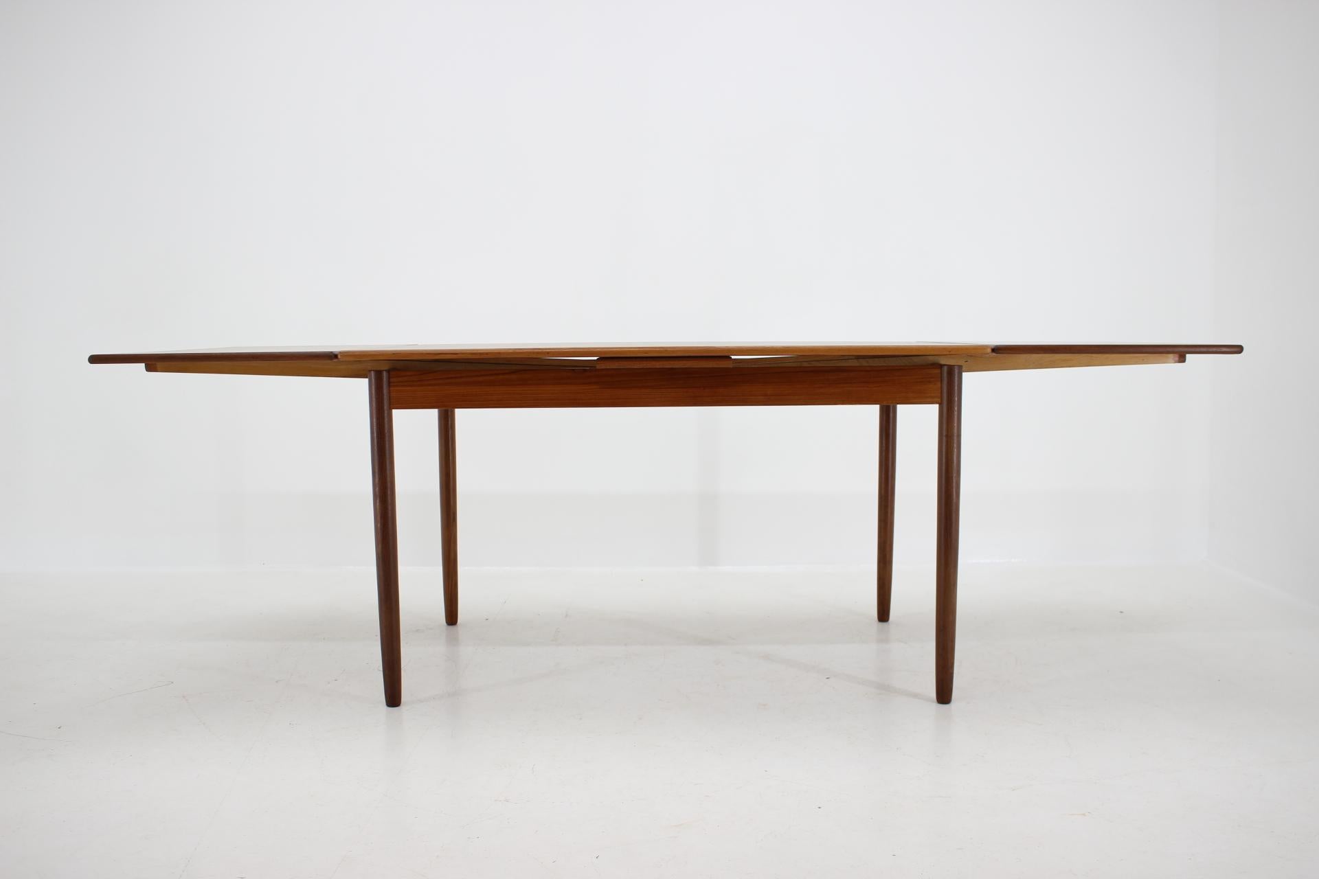 This table is made of teak wood and teak veneer - Can be extended up to 230 cm - This item was carefully refurbished.