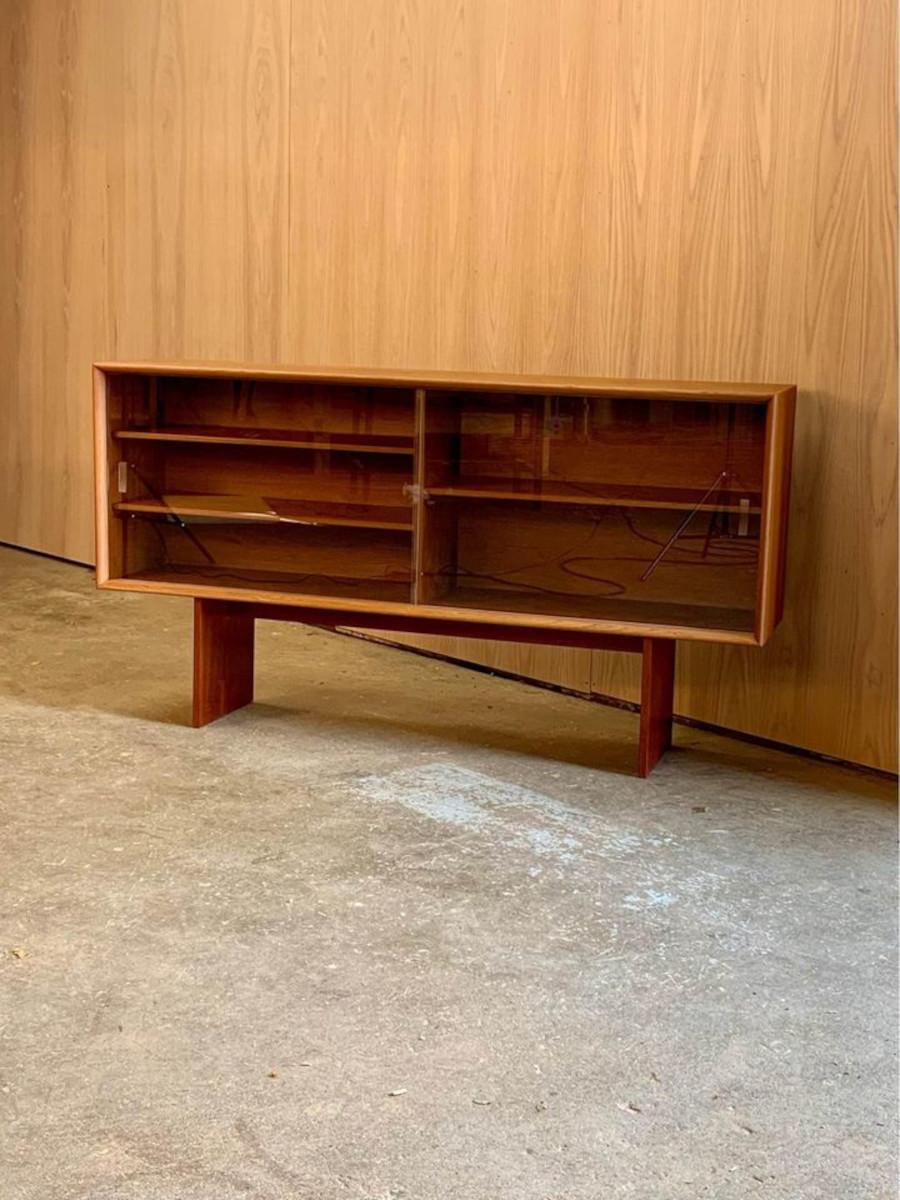 Fresh from restoration, we are pleased to present a highly sought after Danish teak hutch crafted during the 1960s. Featuring a pair of glass doors and adjustable shelving, this piece is in fantastic condition. 

59” wide
32” high
12.5” deep

Free