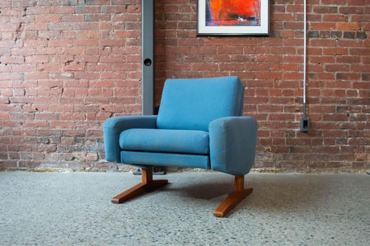 This charming little chair was made by the renowned Danish furniture company Frem Røjle during the 1960s. It features a solid teak pedestal base and retains its original blue wool upholstery. Although maintained in remarkable condition throughout