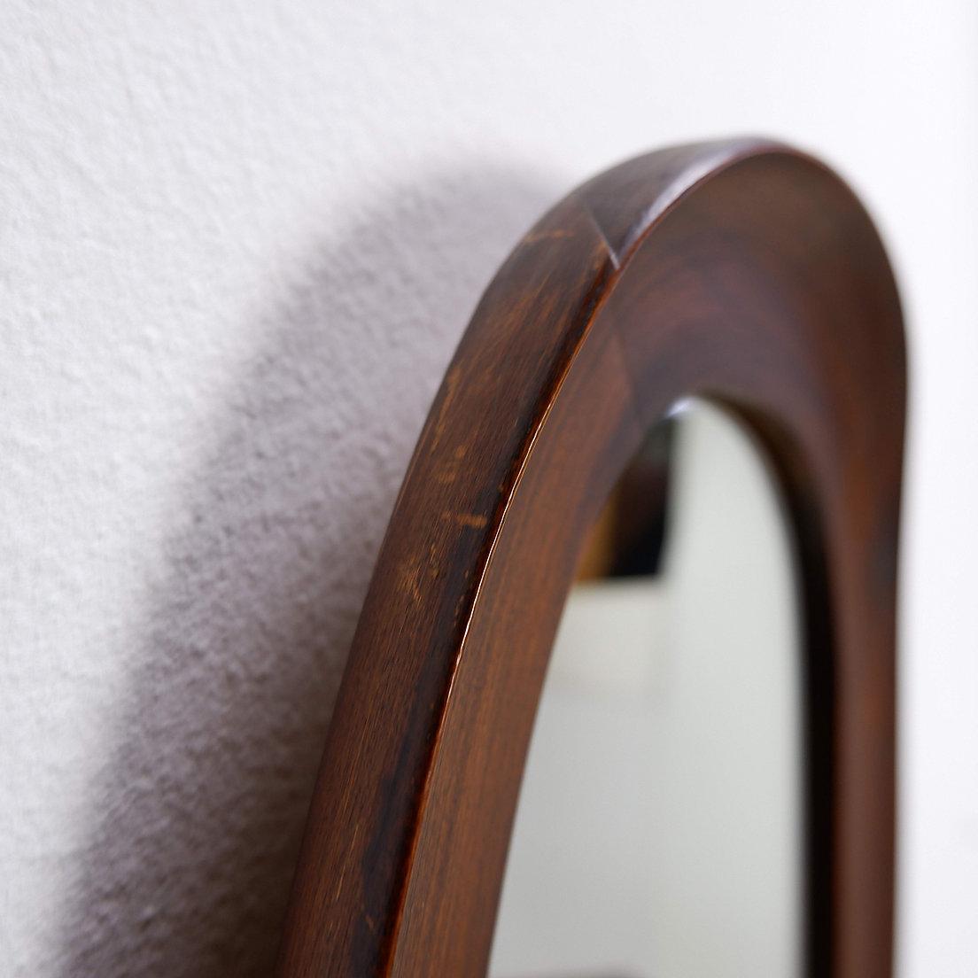 Telaio dalla forma splendida con profilo curvo
Specchio danese in teak del 1960 H. H. 73cm
Specchio - Decorazione organica - Vintage
Misure: 30,5x2,5cm H. 73cm 
Materiali : Wood - Vetro a specchio 