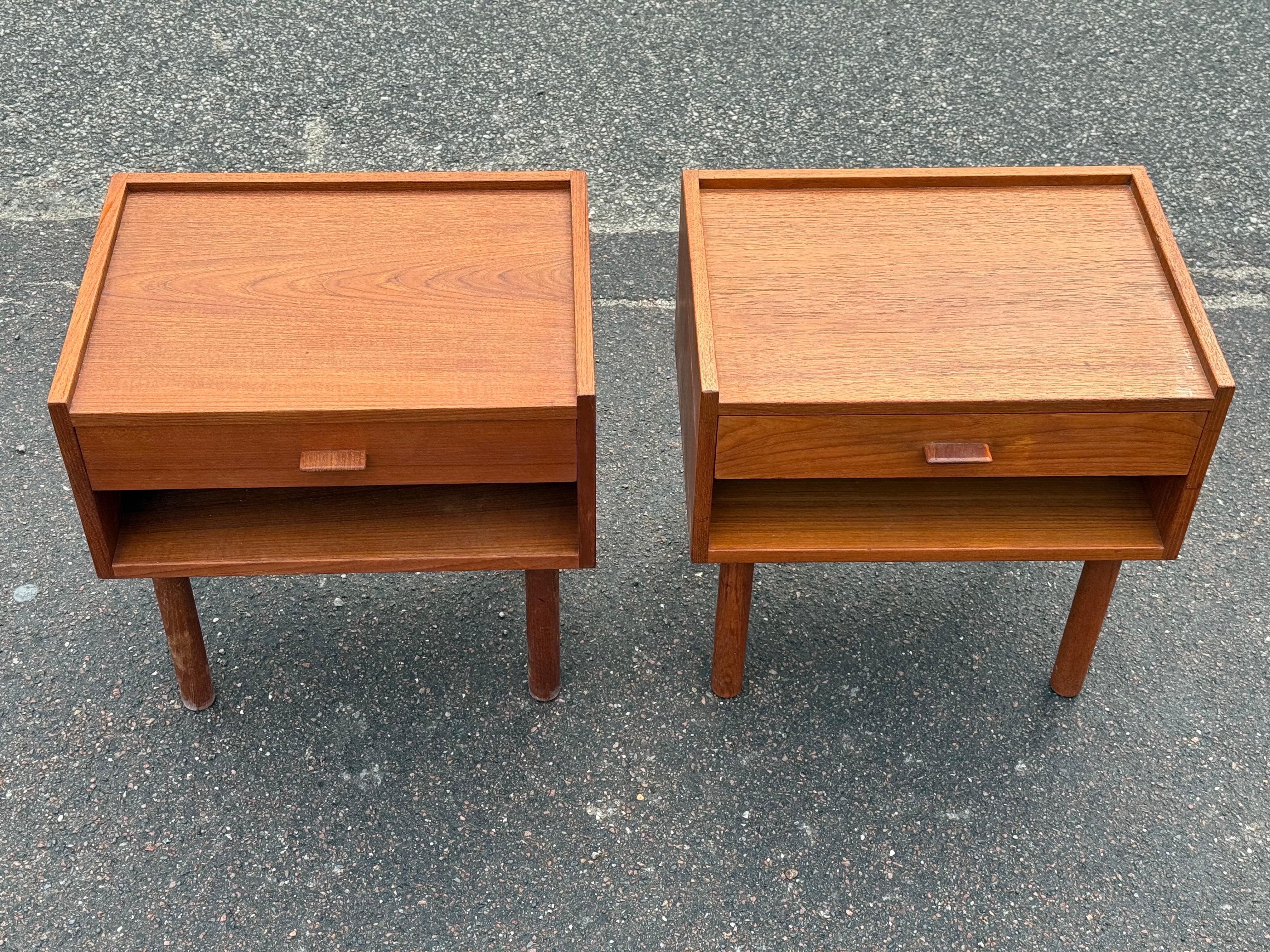 Paire de tables de chevet modernes danoises en teck par Hans J. Wegner pour Ry Møbler, années 1960. D'un design minimaliste aux détails raffinés, chacune est dotée de pieds coniques en teck massif et d'un tiroir doté de la poignée sculptée