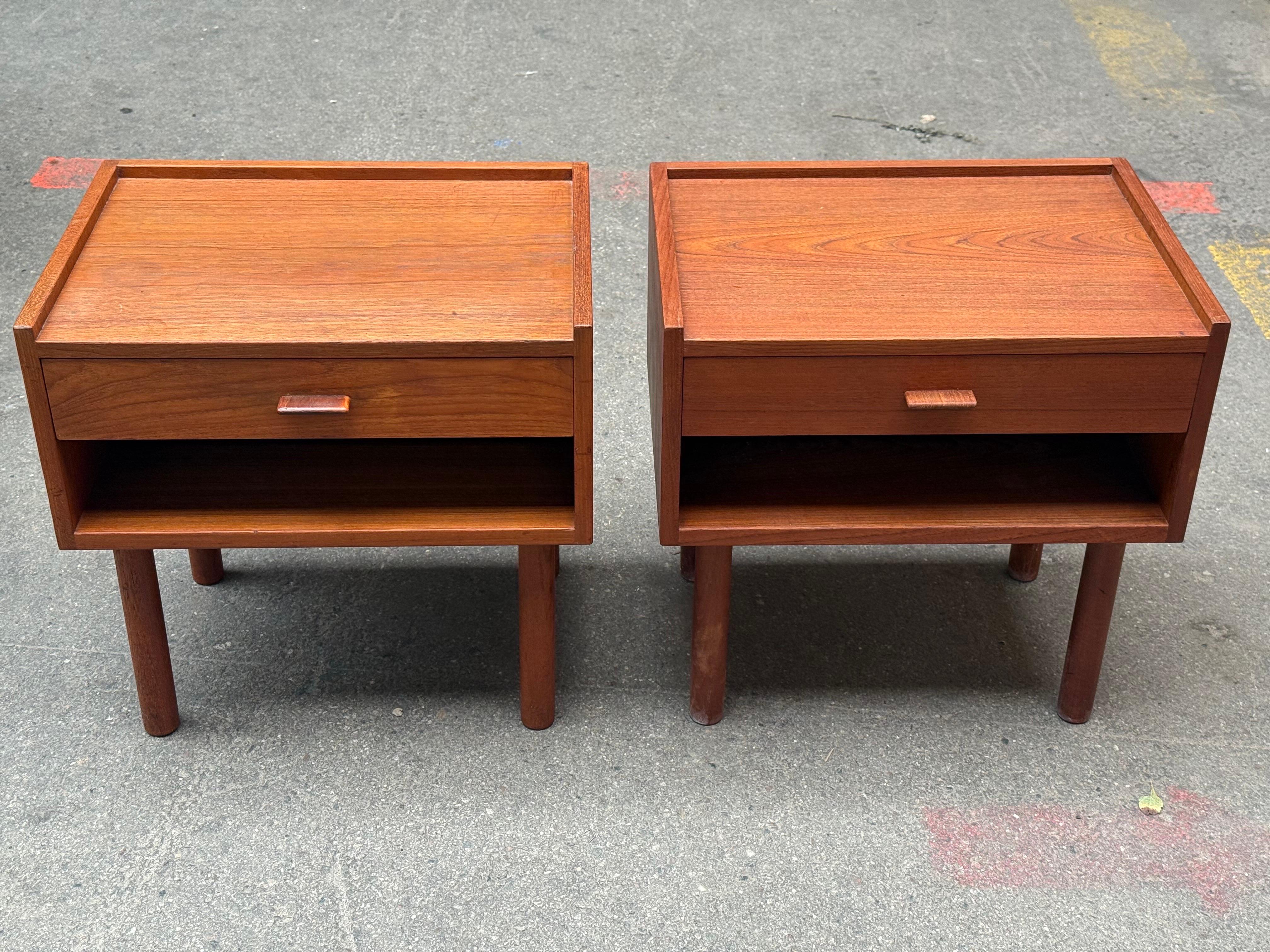 Tables de nuit danoises en teck des années 1960 par Hans Wegner pour Ry Møbler Bon état - En vente à Copenhagen, DK