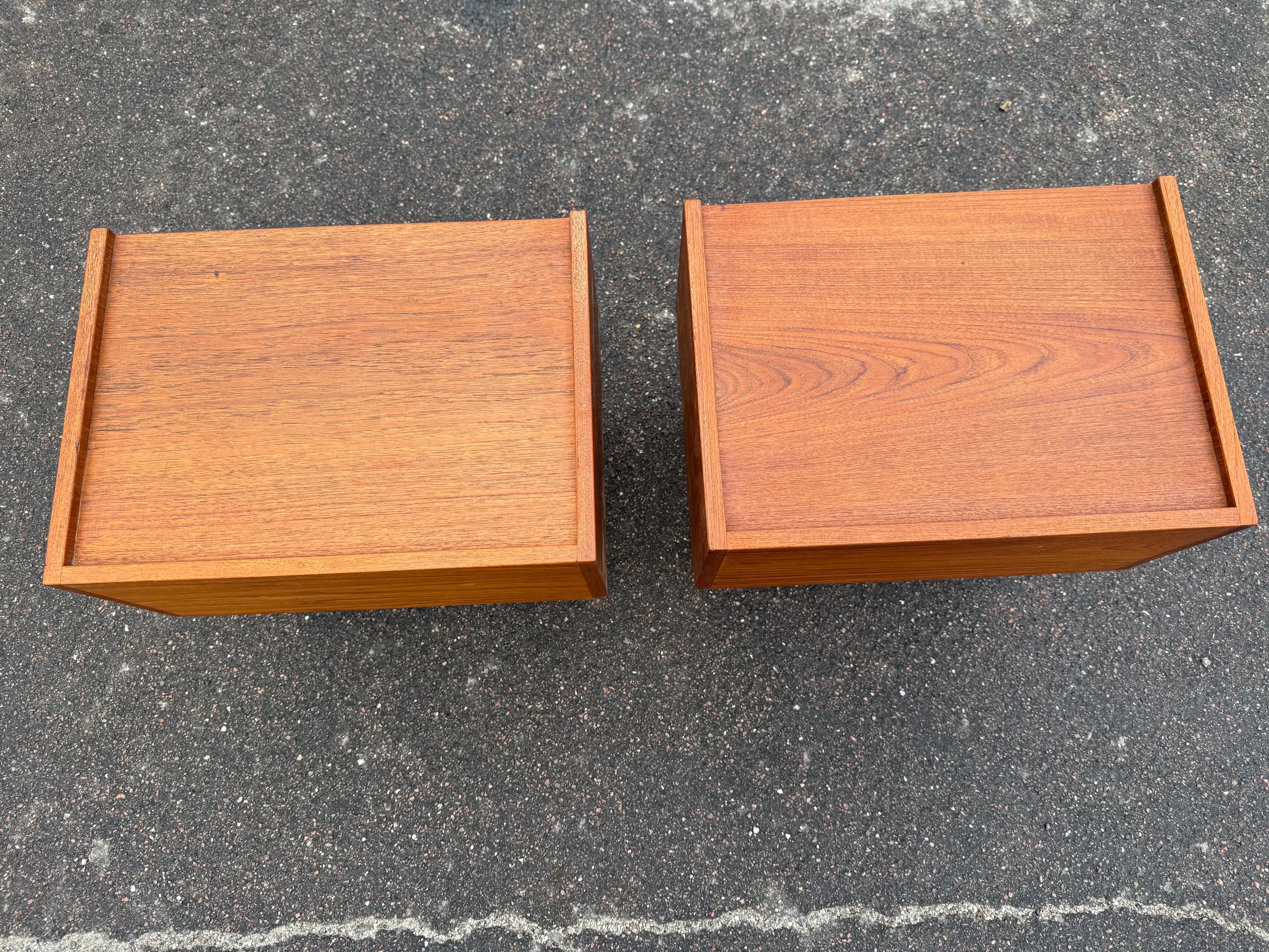 Milieu du XXe siècle Tables de nuit danoises en teck des années 1960 par Hans Wegner pour Ry Møbler en vente