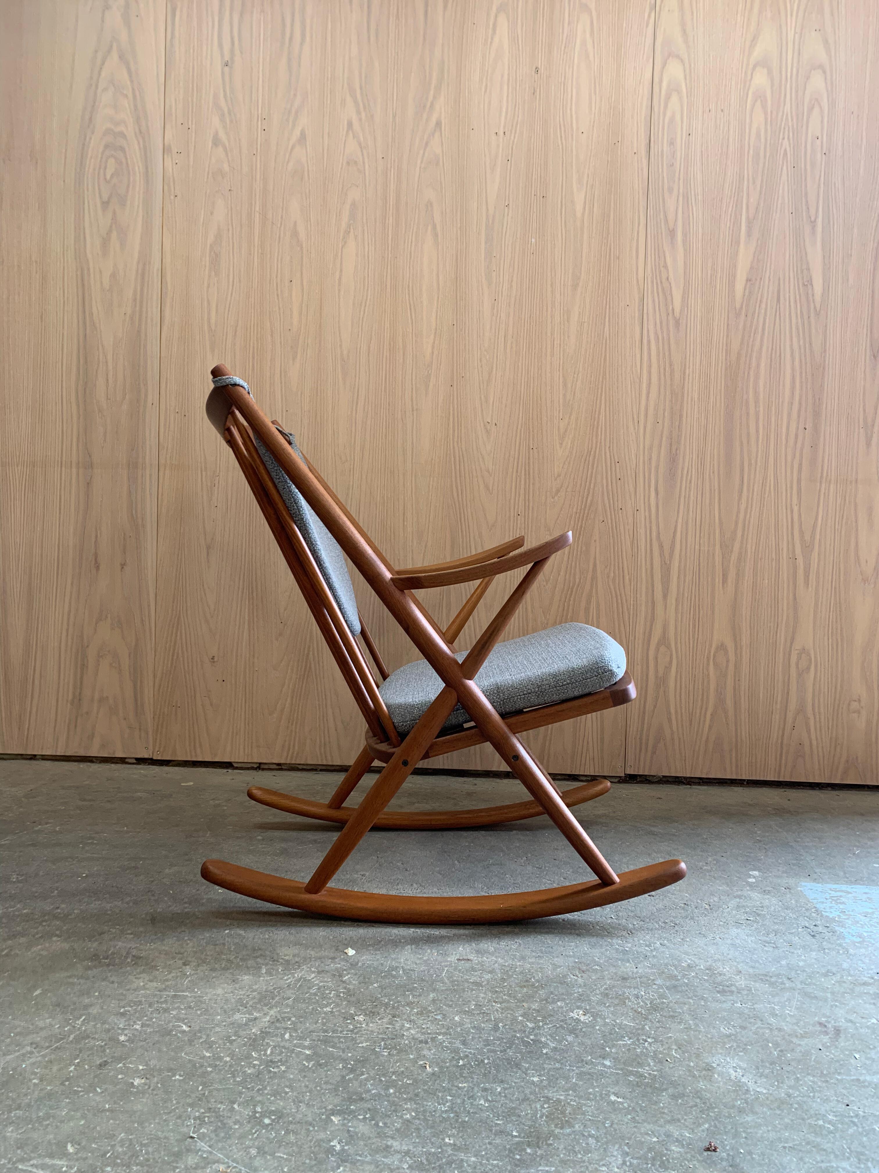 Mid-Century moderno Sedia a dondolo in teak danese del 1960 di Frank Reenskaug in vendita
