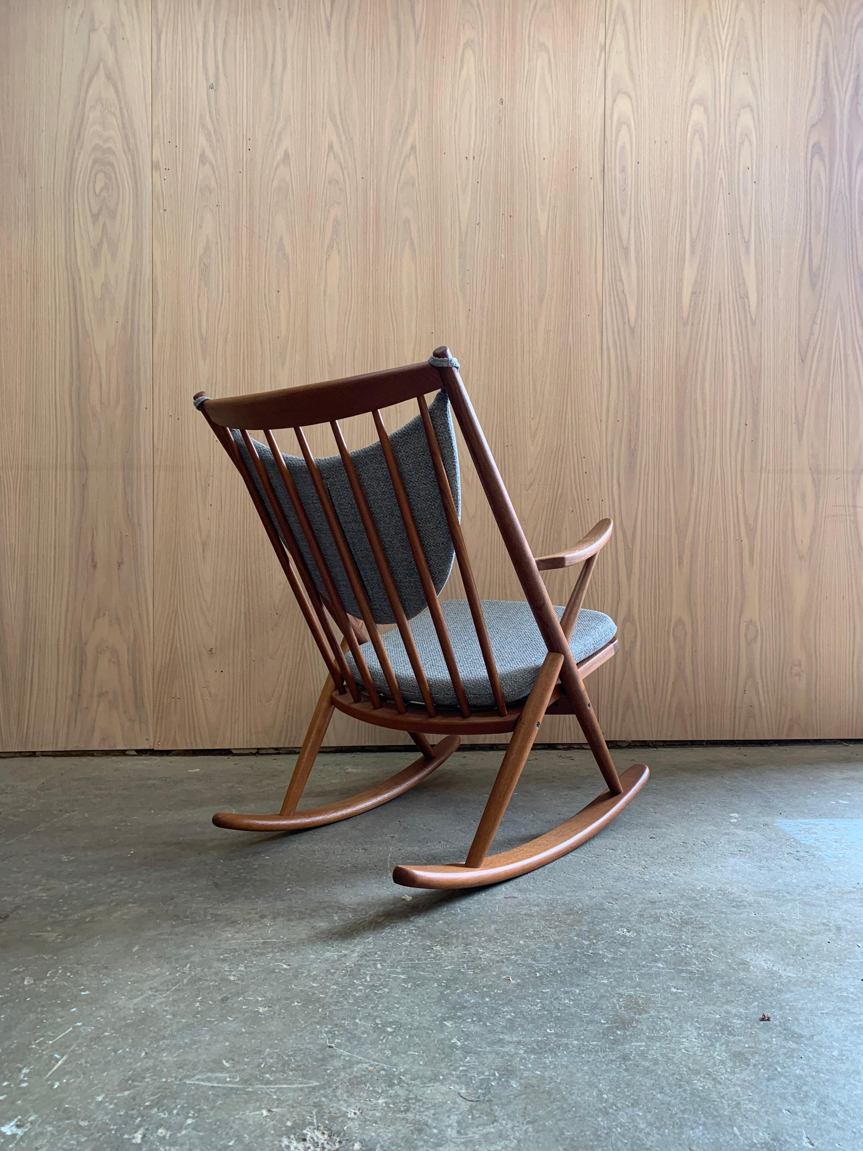 Metà XX secolo Sedia a dondolo in teak danese del 1960 di Frank Reenskaug in vendita