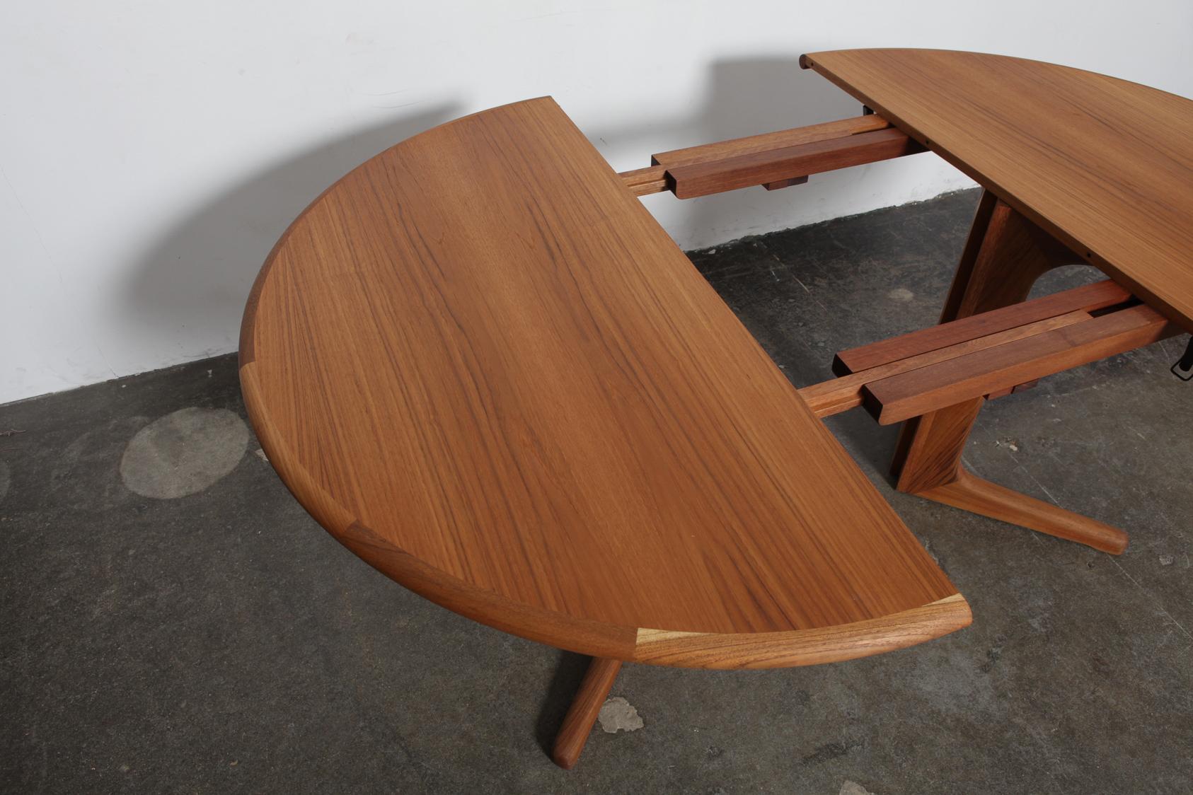 1960s Danish Teak Round Pedestal Dining Table In Good Condition In North Hollywood, CA