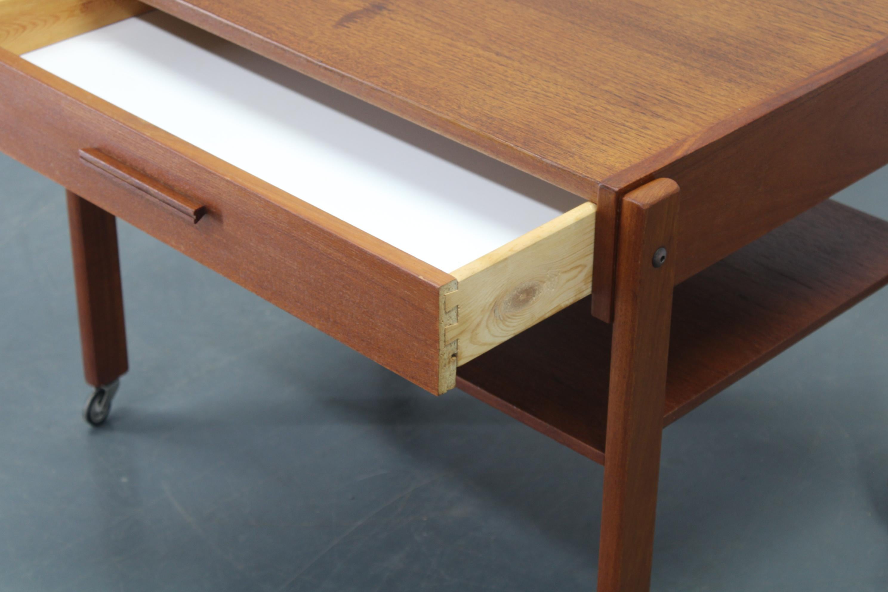 Chariot de couture ou table d'appoint en teck danois des années 1960 en vente 3