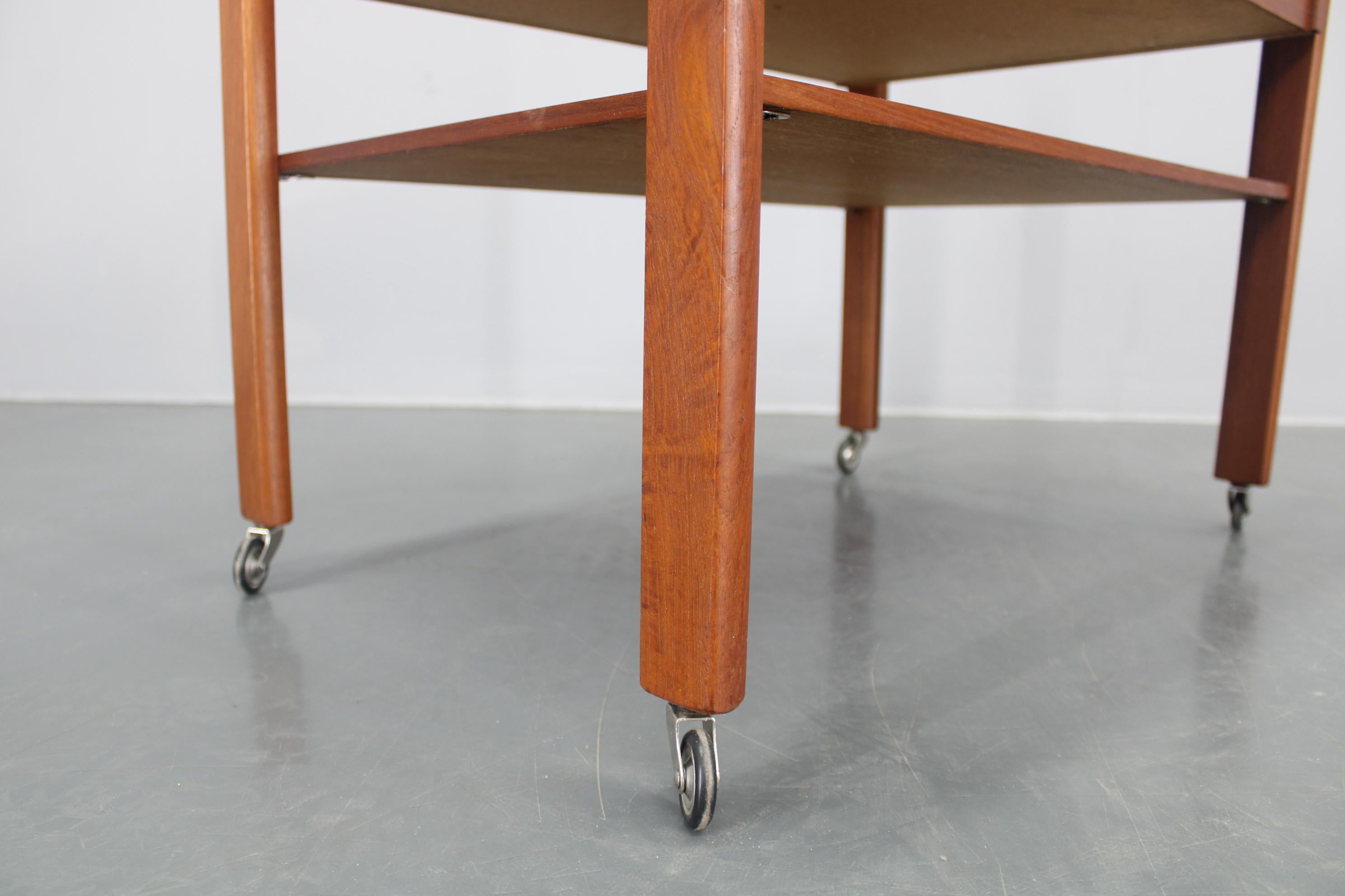 Chariot de couture ou table d'appoint en teck danois des années 1960 en vente 5