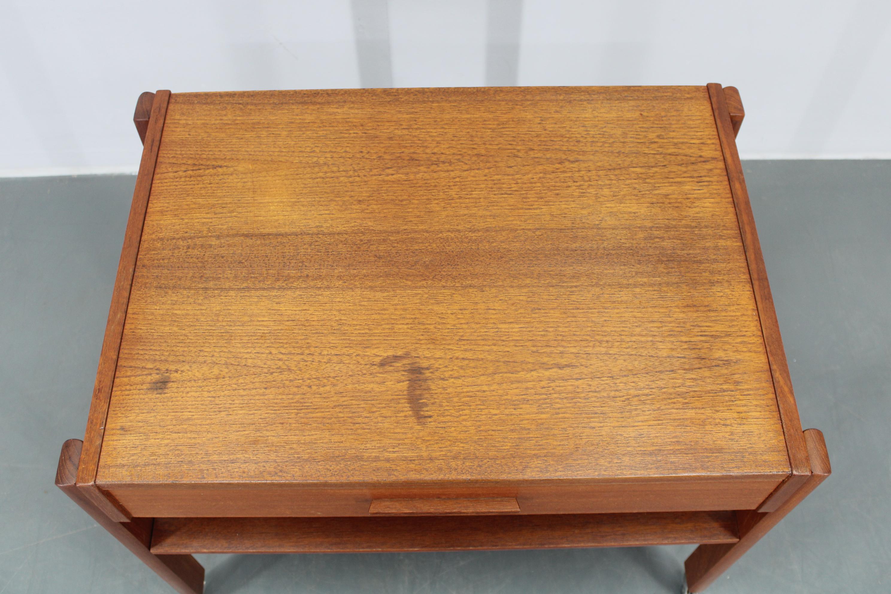Chariot de couture ou table d'appoint en teck danois des années 1960 en vente 8