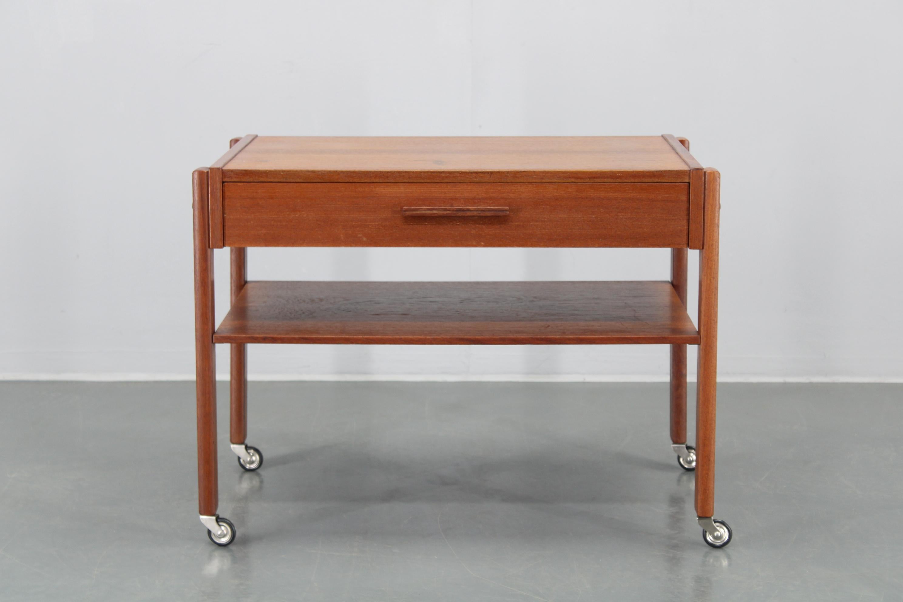 Mid-Century Modern Chariot de couture ou table d'appoint en teck danois des années 1960 en vente
