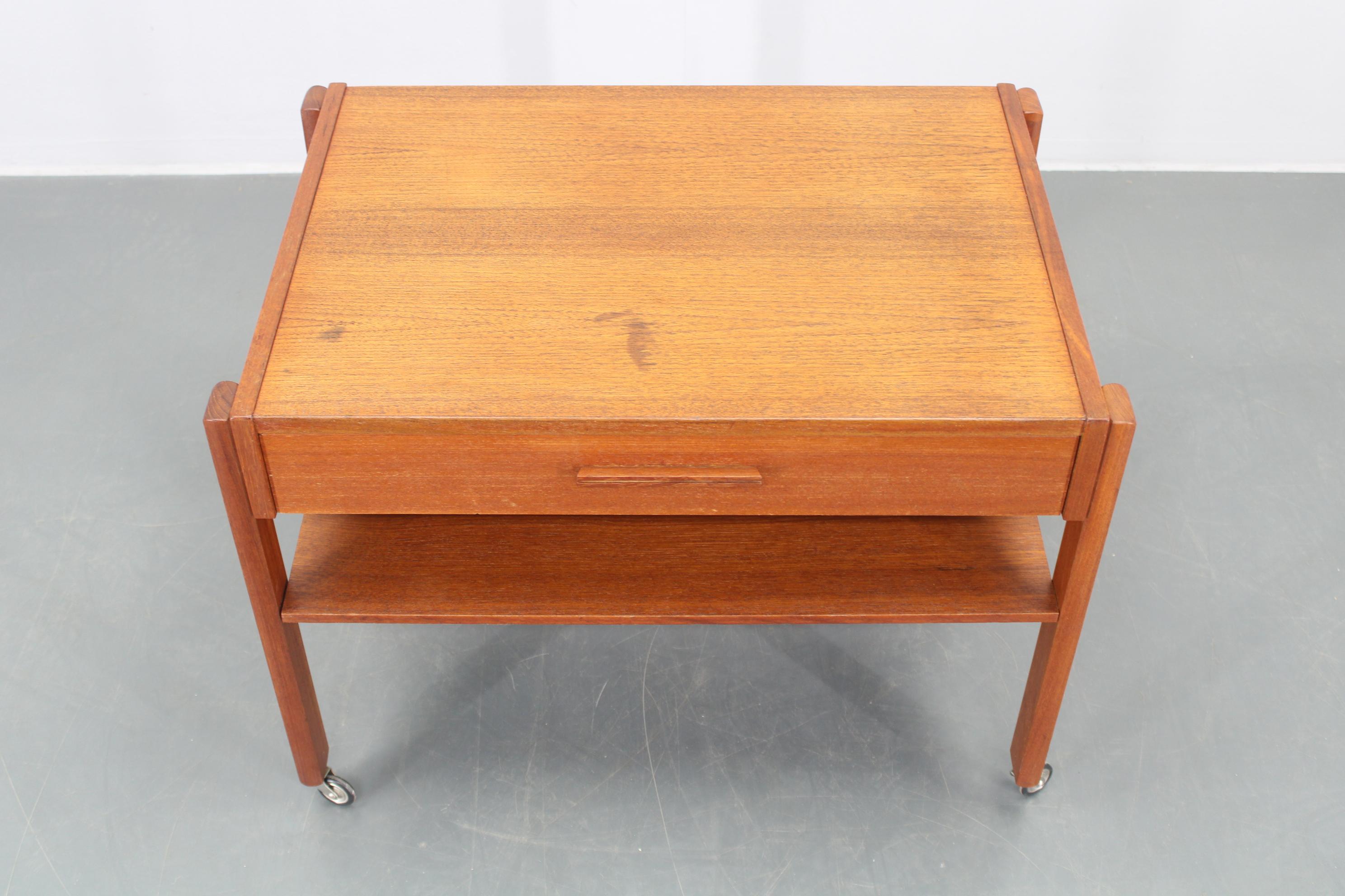 Danois Chariot de couture ou table d'appoint en teck danois des années 1960 en vente