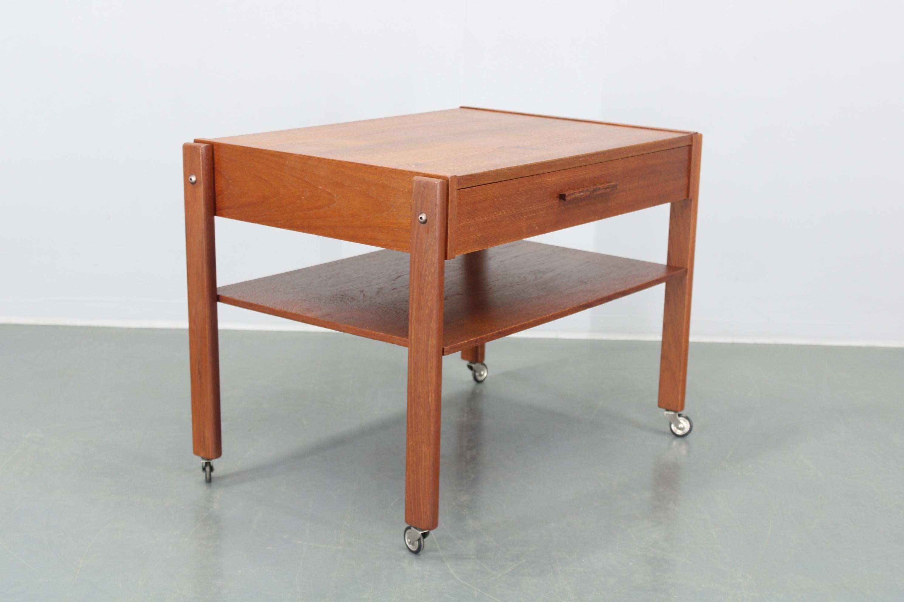 Chariot de couture ou table d'appoint en teck danois des années 1960 Bon état - En vente à Praha, CZ