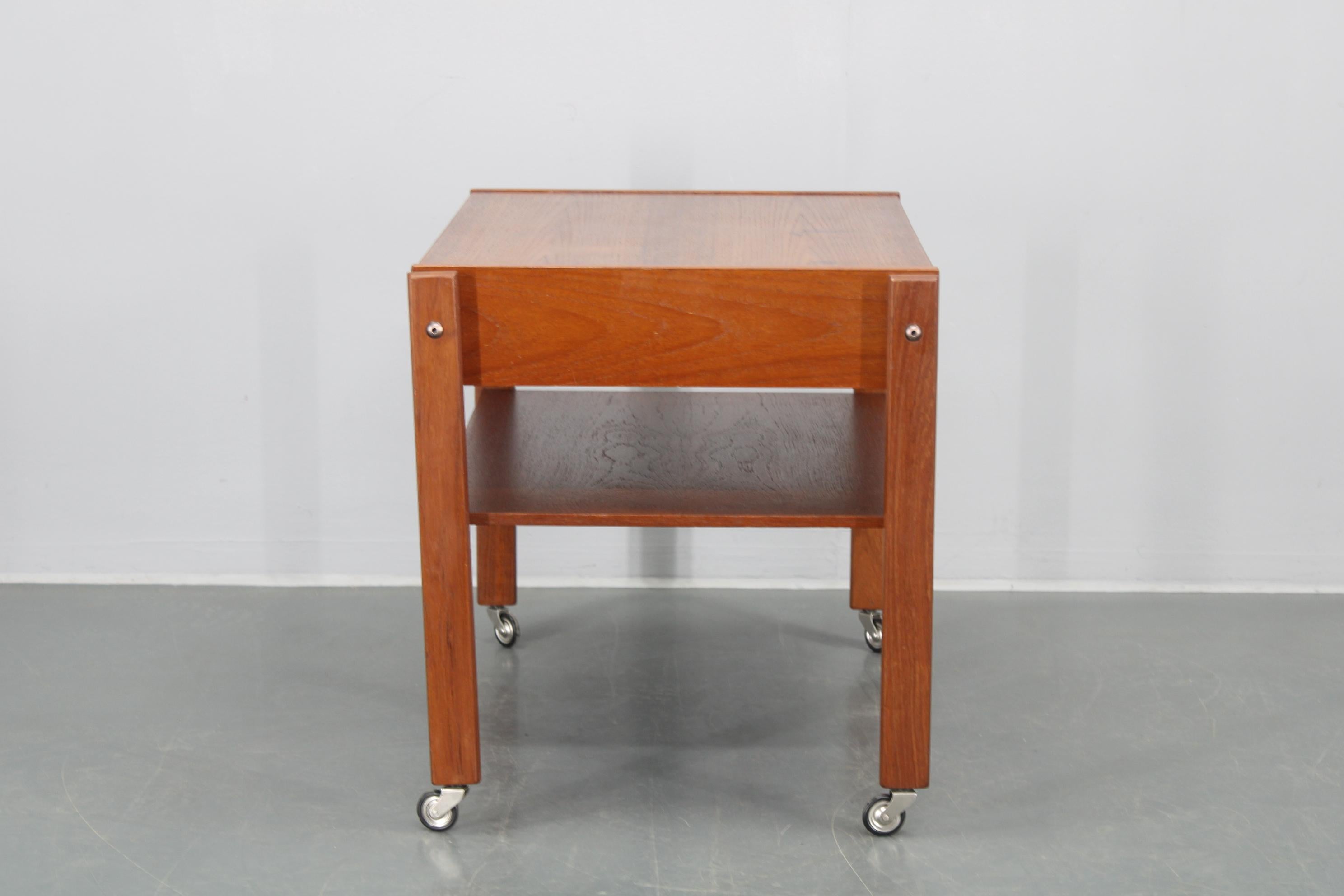 20ième siècle Chariot de couture ou table d'appoint en teck danois des années 1960 en vente