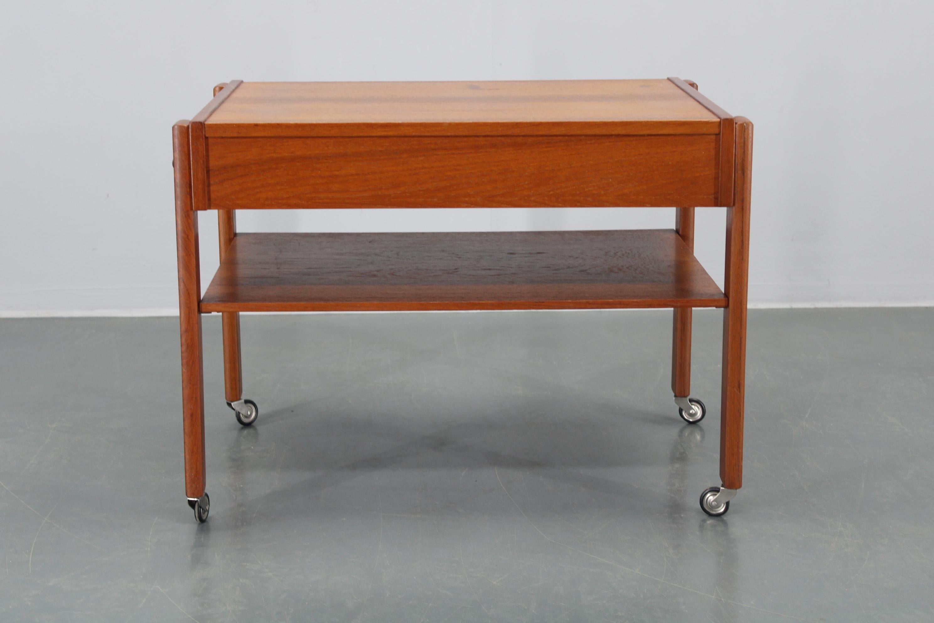 Bois Chariot de couture ou table d'appoint en teck danois des années 1960 en vente