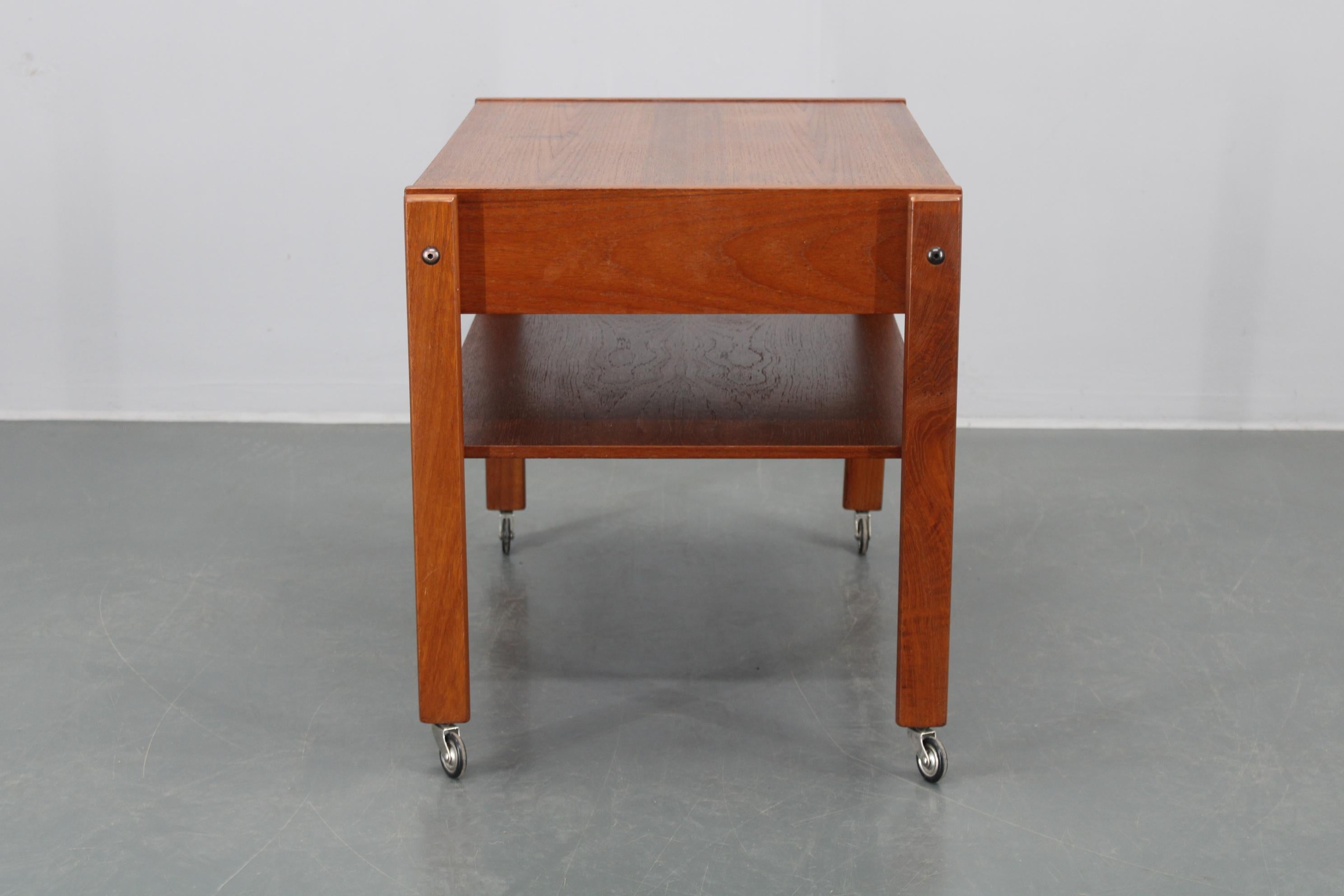 Chariot de couture ou table d'appoint en teck danois des années 1960 en vente 1