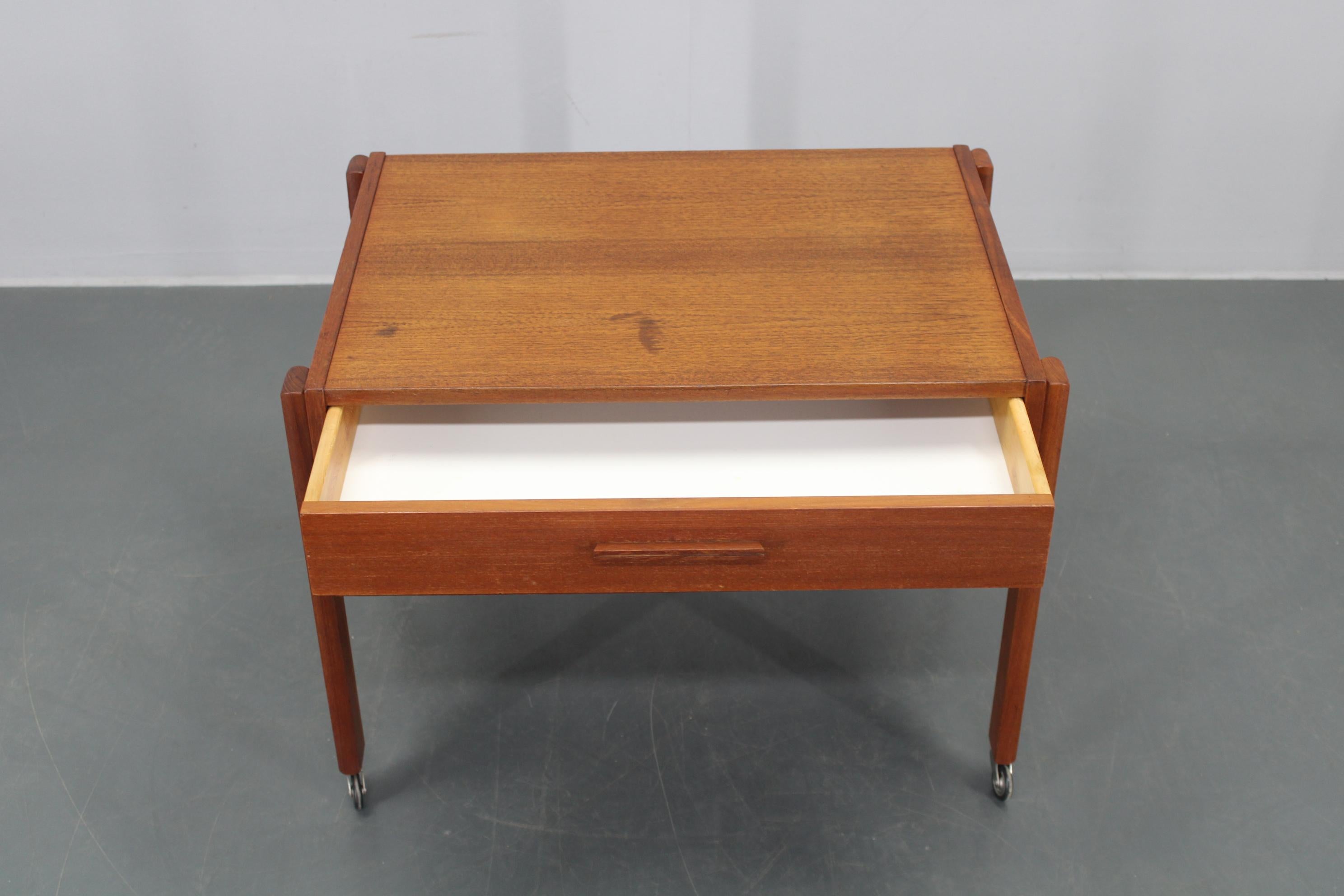 Chariot de couture ou table d'appoint en teck danois des années 1960 en vente 2