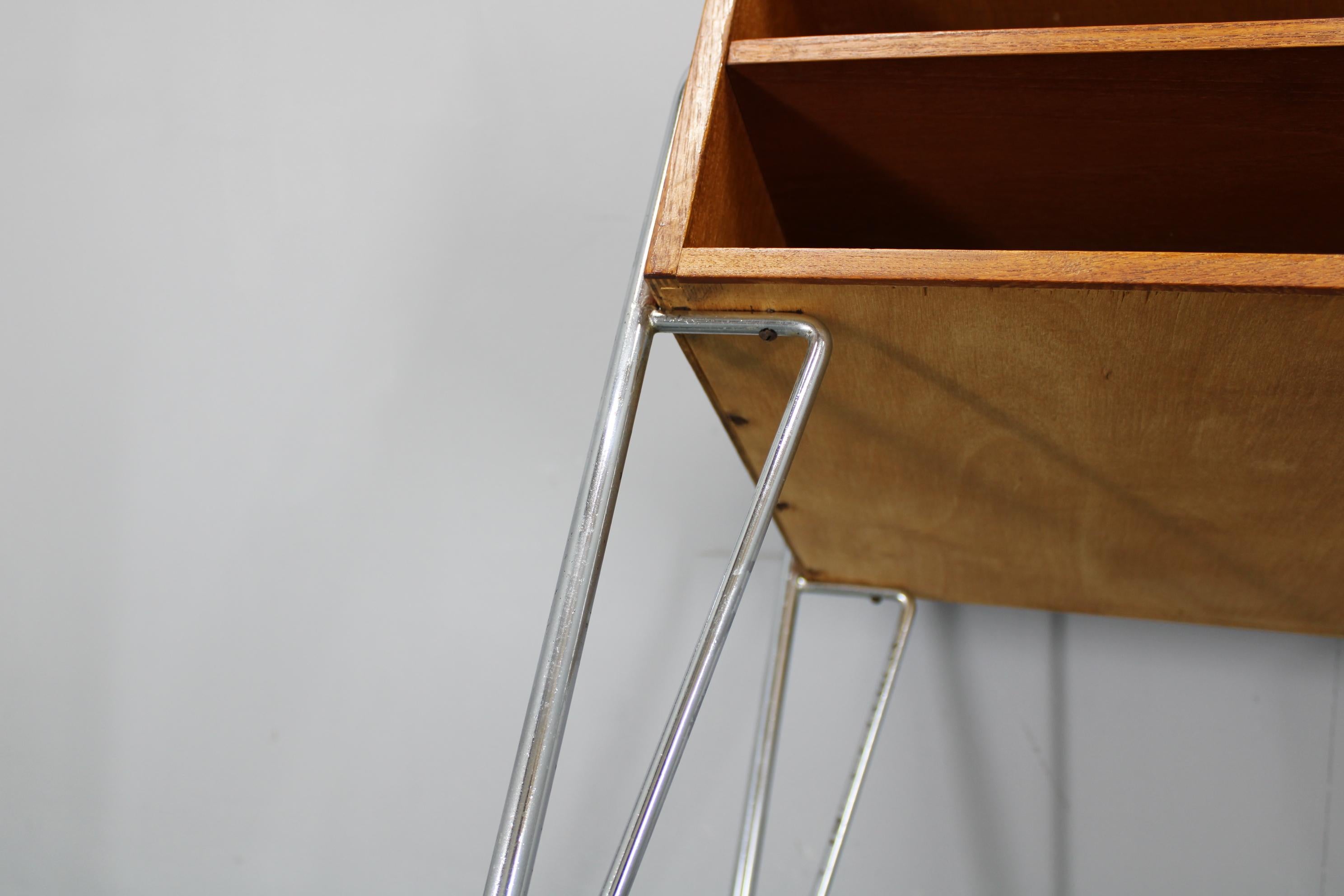 Meuble d'étagère en teck danois des années 1960 avec pieds chromés en vente 4