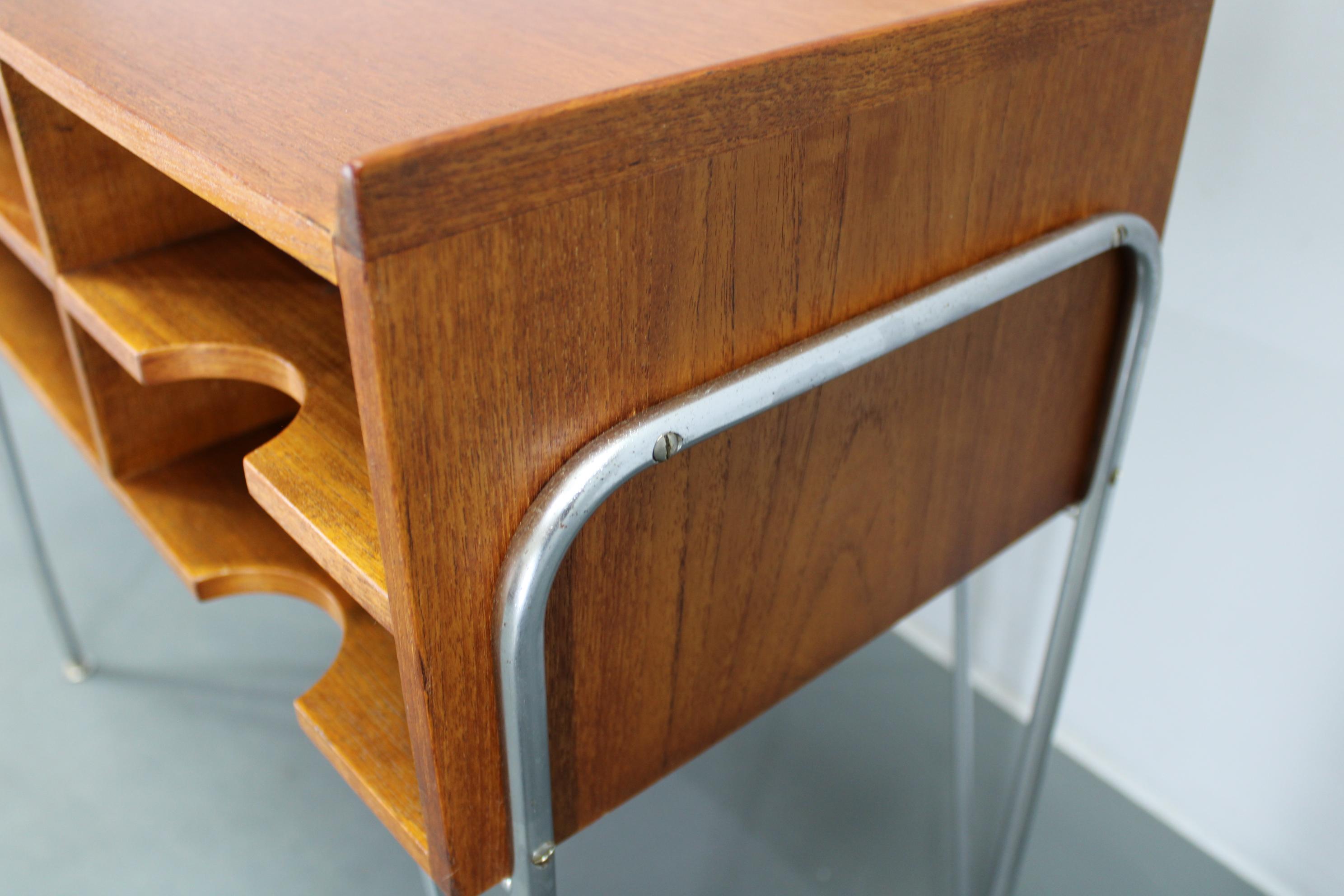 Meuble d'étagère en teck danois des années 1960 avec pieds chromés en vente 7