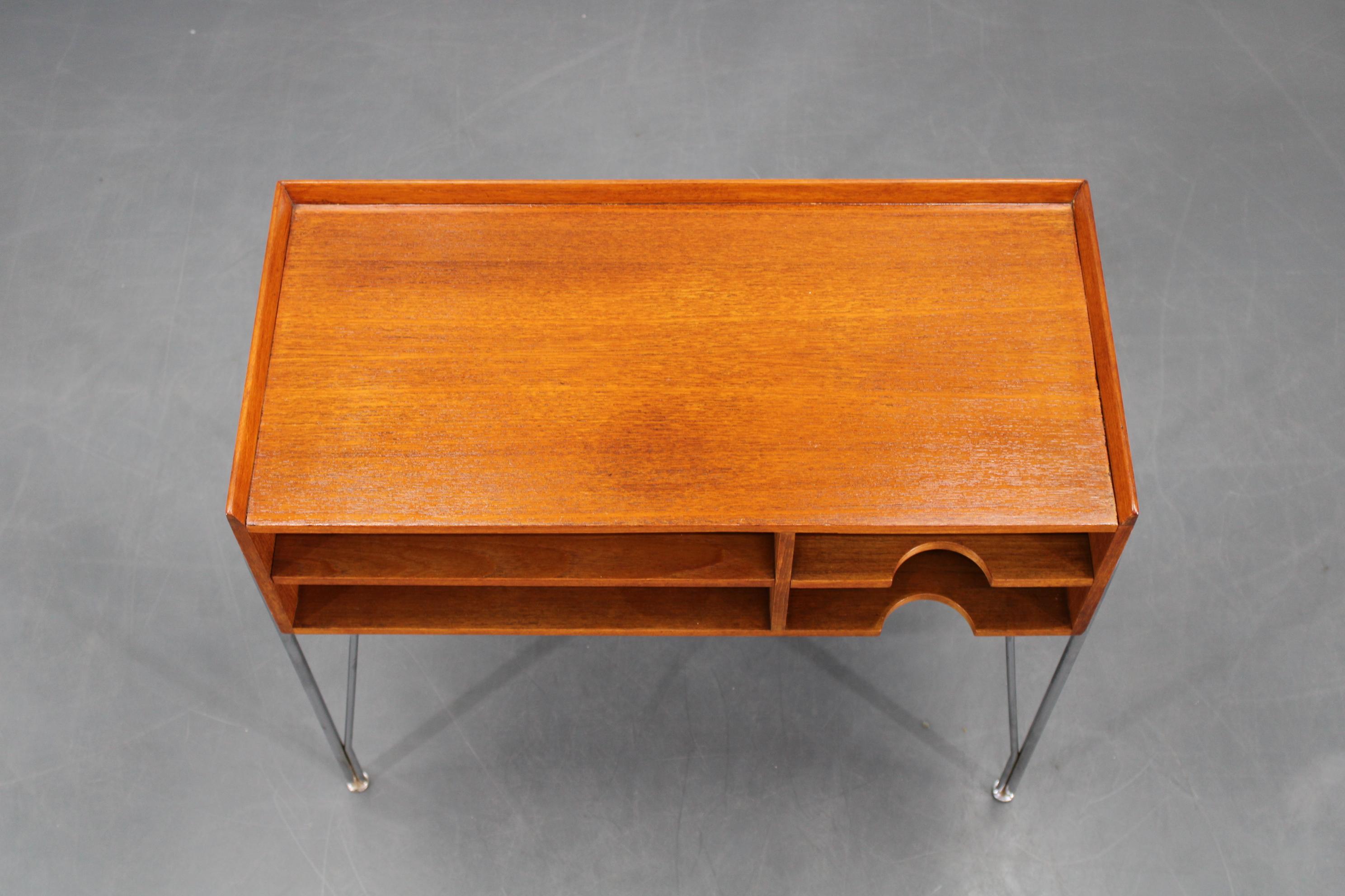 Mid-Century Modern Meuble d'étagère en teck danois des années 1960 avec pieds chromés en vente