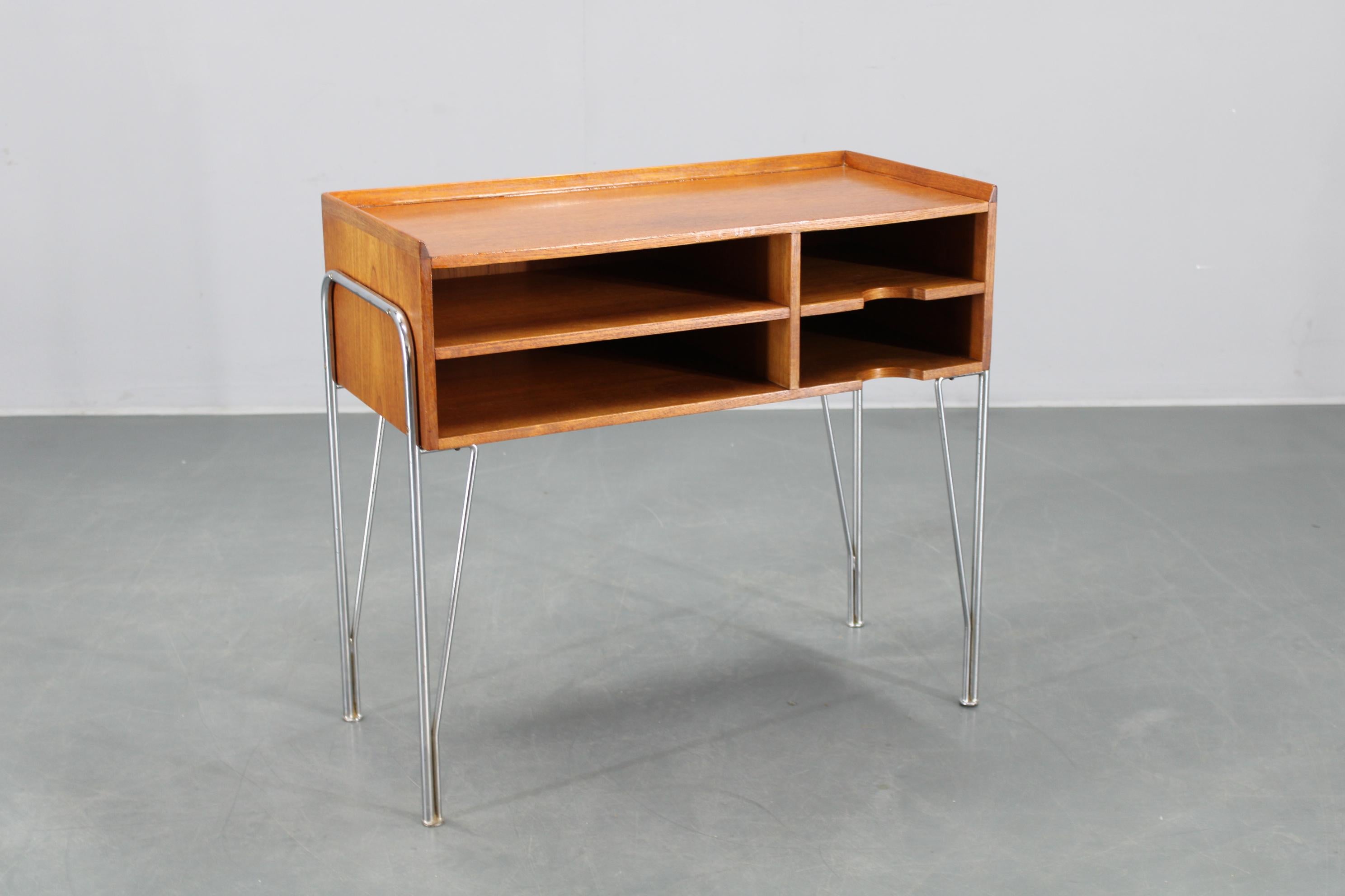 Danois Meuble d'étagère en teck danois des années 1960 avec pieds chromés en vente