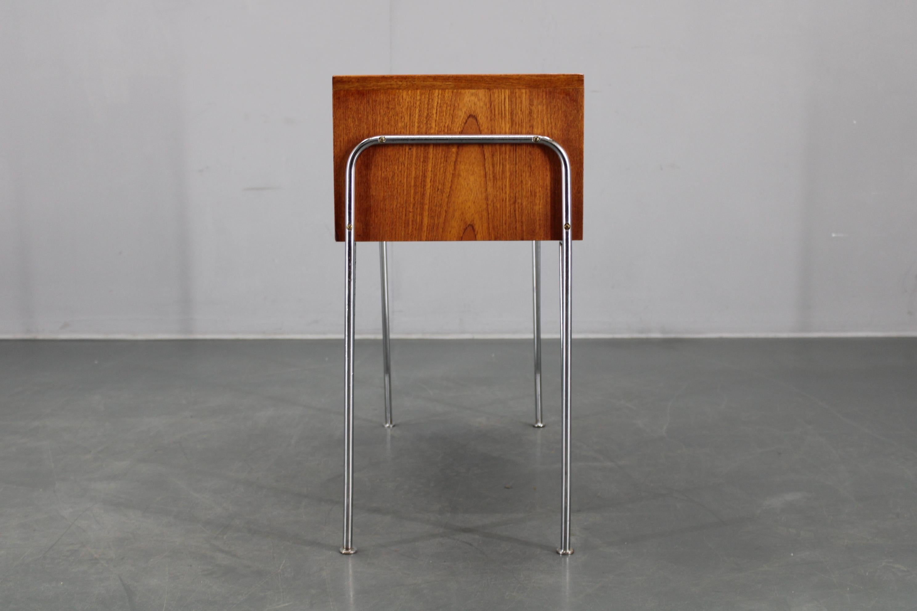 Meuble d'étagère en teck danois des années 1960 avec pieds chromés Bon état - En vente à Praha, CZ