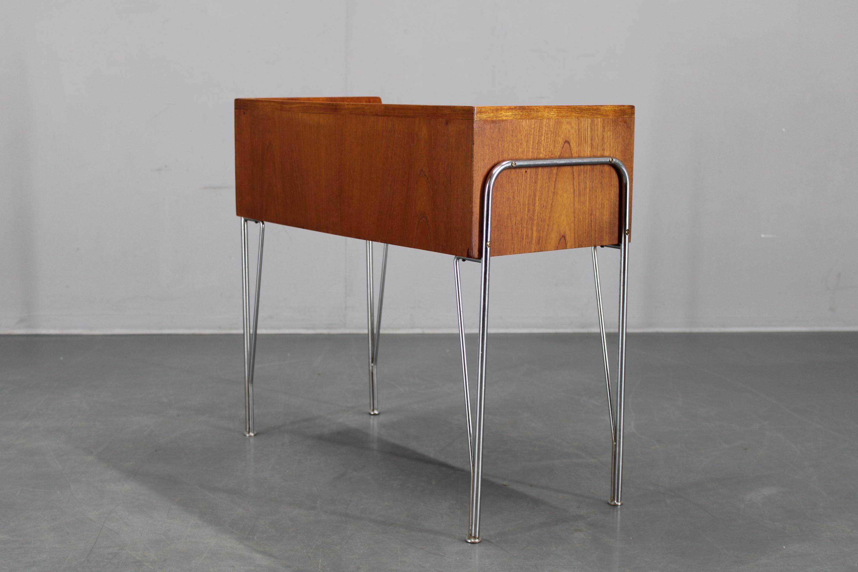 20ième siècle Meuble d'étagère en teck danois des années 1960 avec pieds chromés en vente