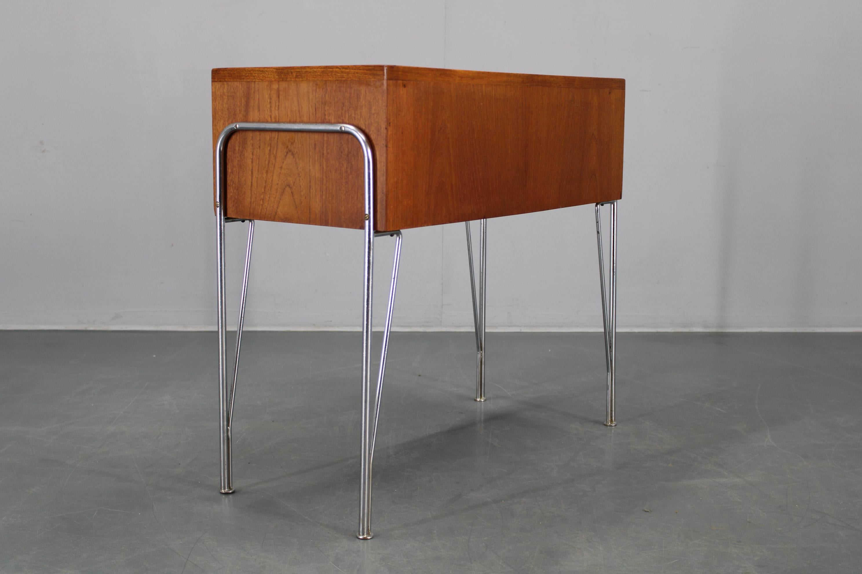 Chrome Meuble d'étagère en teck danois des années 1960 avec pieds chromés en vente
