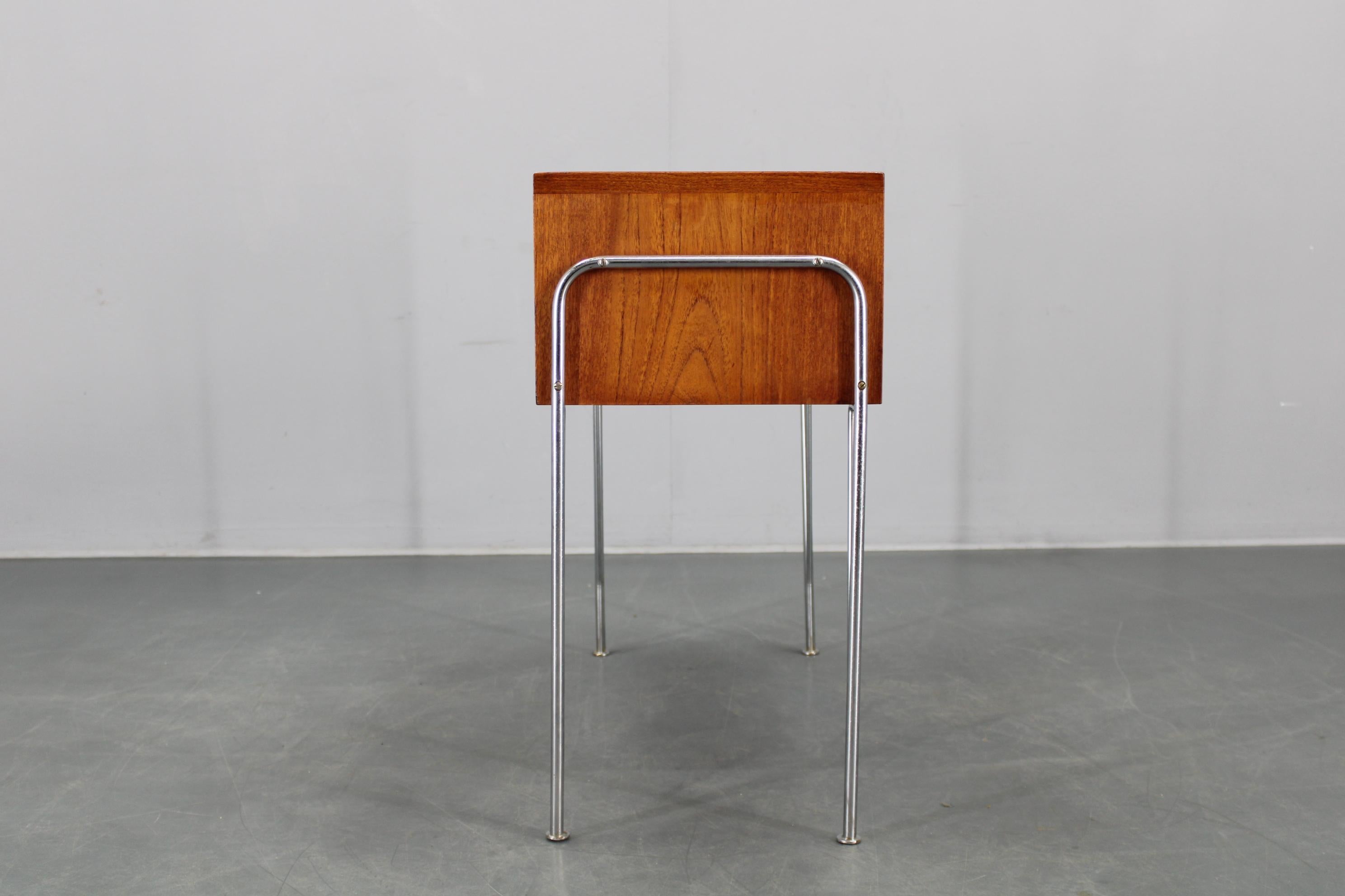 Meuble d'étagère en teck danois des années 1960 avec pieds chromés en vente 1