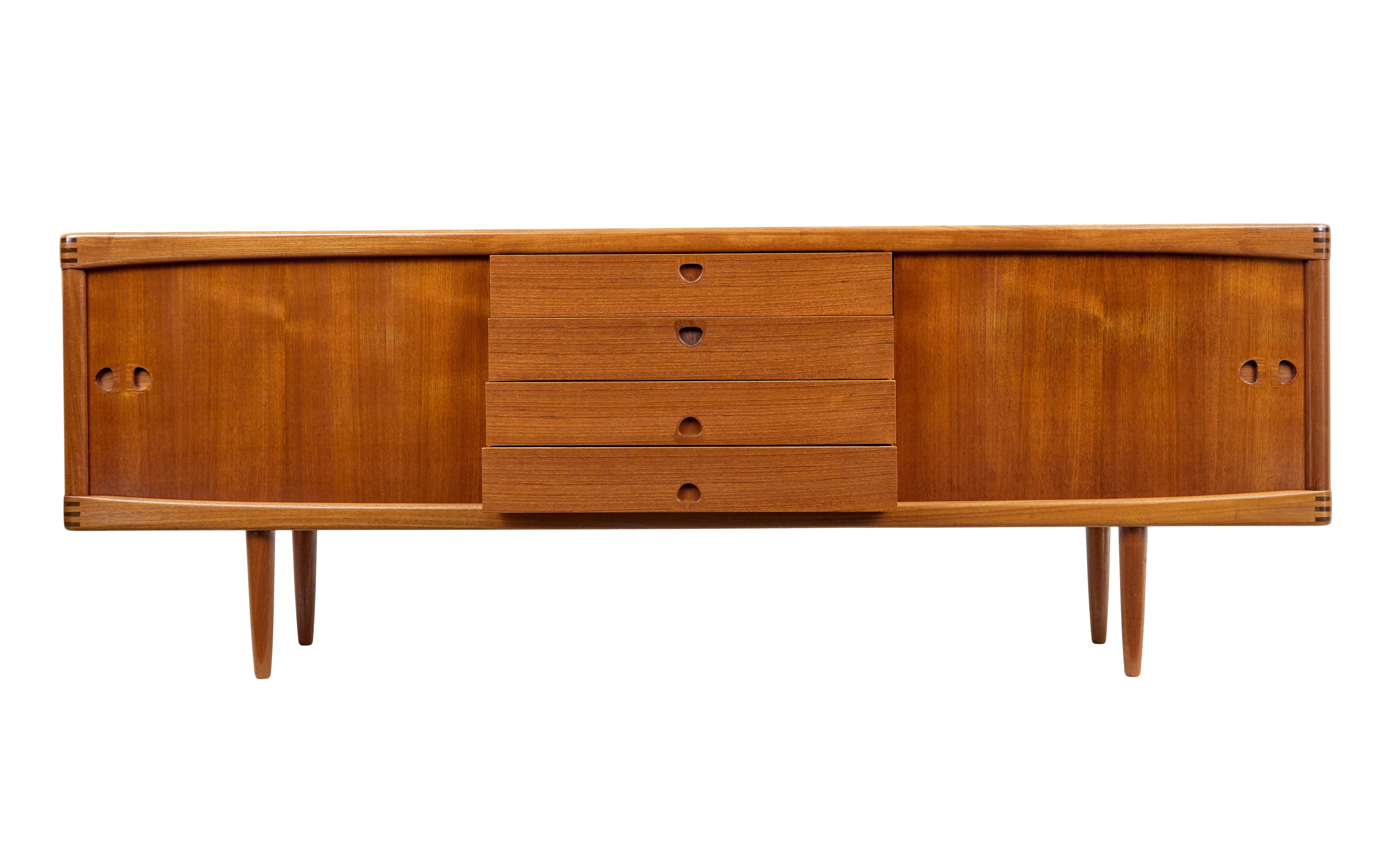 Dänische Anrichte aus Teakholz von H.W.Klein für Bramin um 1960.

Hier bieten wir ein bekanntes Design des norwegischen Designers h.W.Klein für bramin an.  Konventionelle Sideboard-Höhe mit großzügiger Länge.

Zentrale Bank mit 4 Schubladen, von
