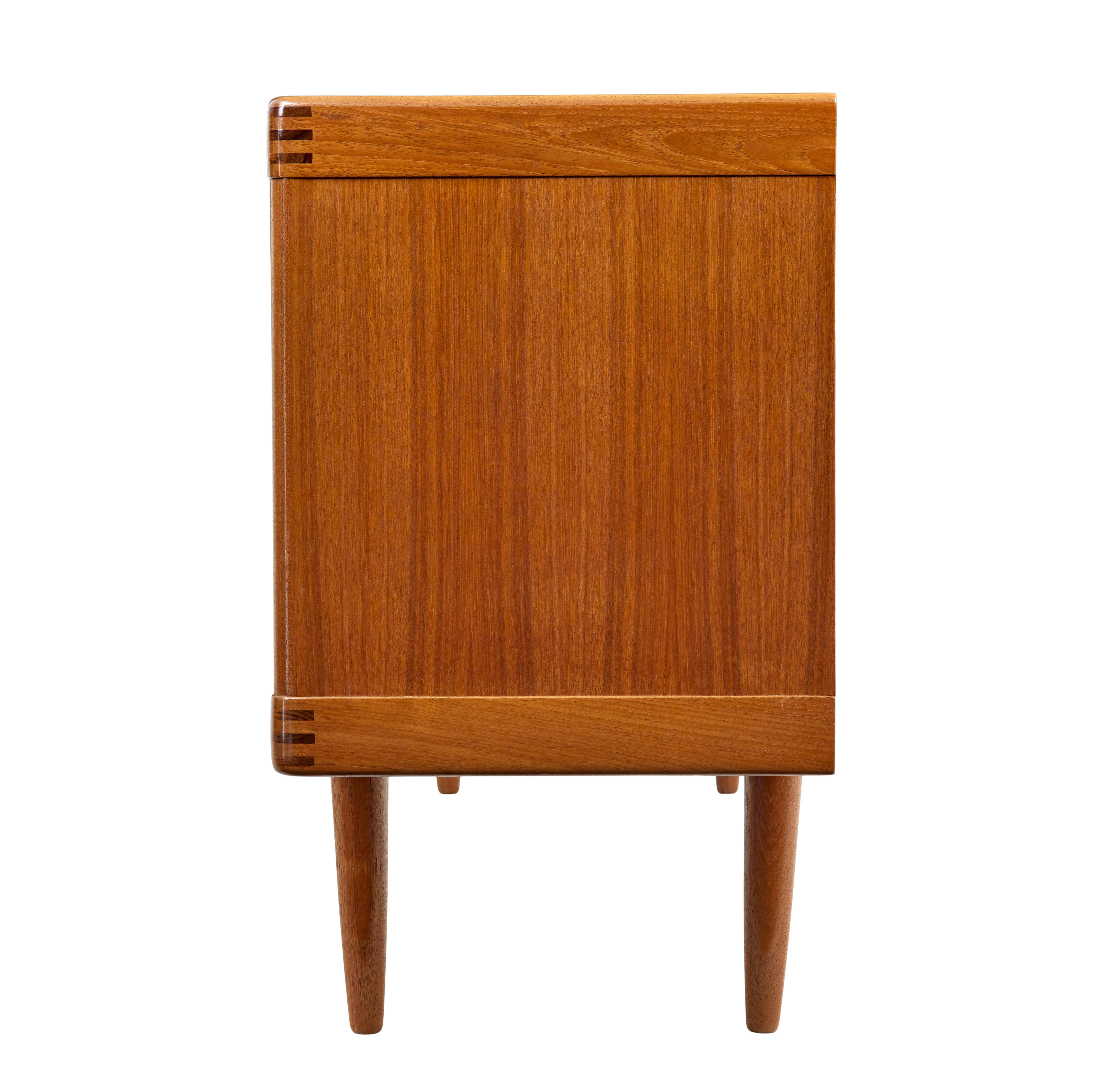 1960er Jahre dänisches Teakholz-Sideboard von H.W. Klein für Bramin (Dänisch) im Angebot