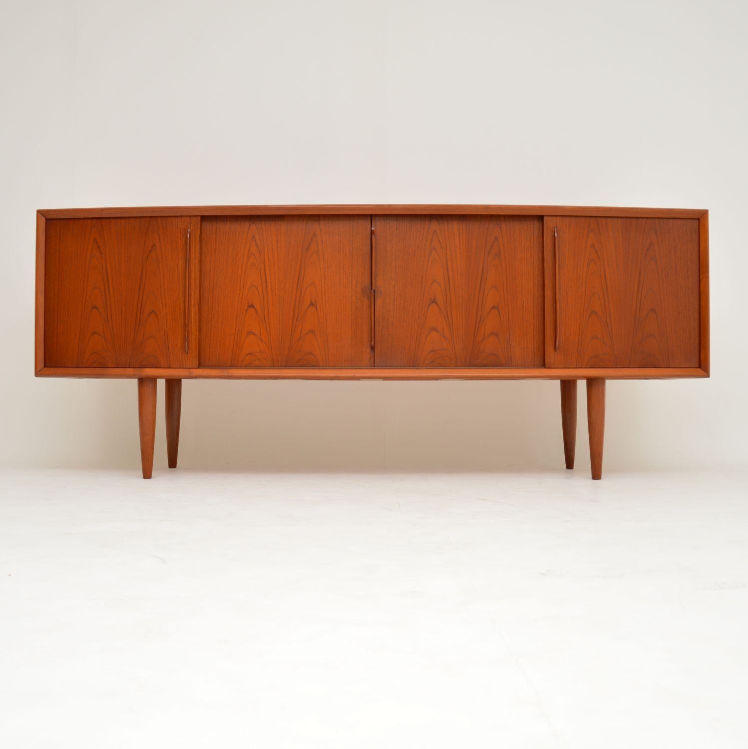 A superb Danish vintage sideboard in teak, this dates from the 1960s. It was designed by Svend Aage Madsen, and was produced by H.P Hansen. The quality is fantastic, this has a beautiful sleek design, and unusual slightly bow fronted design. We have