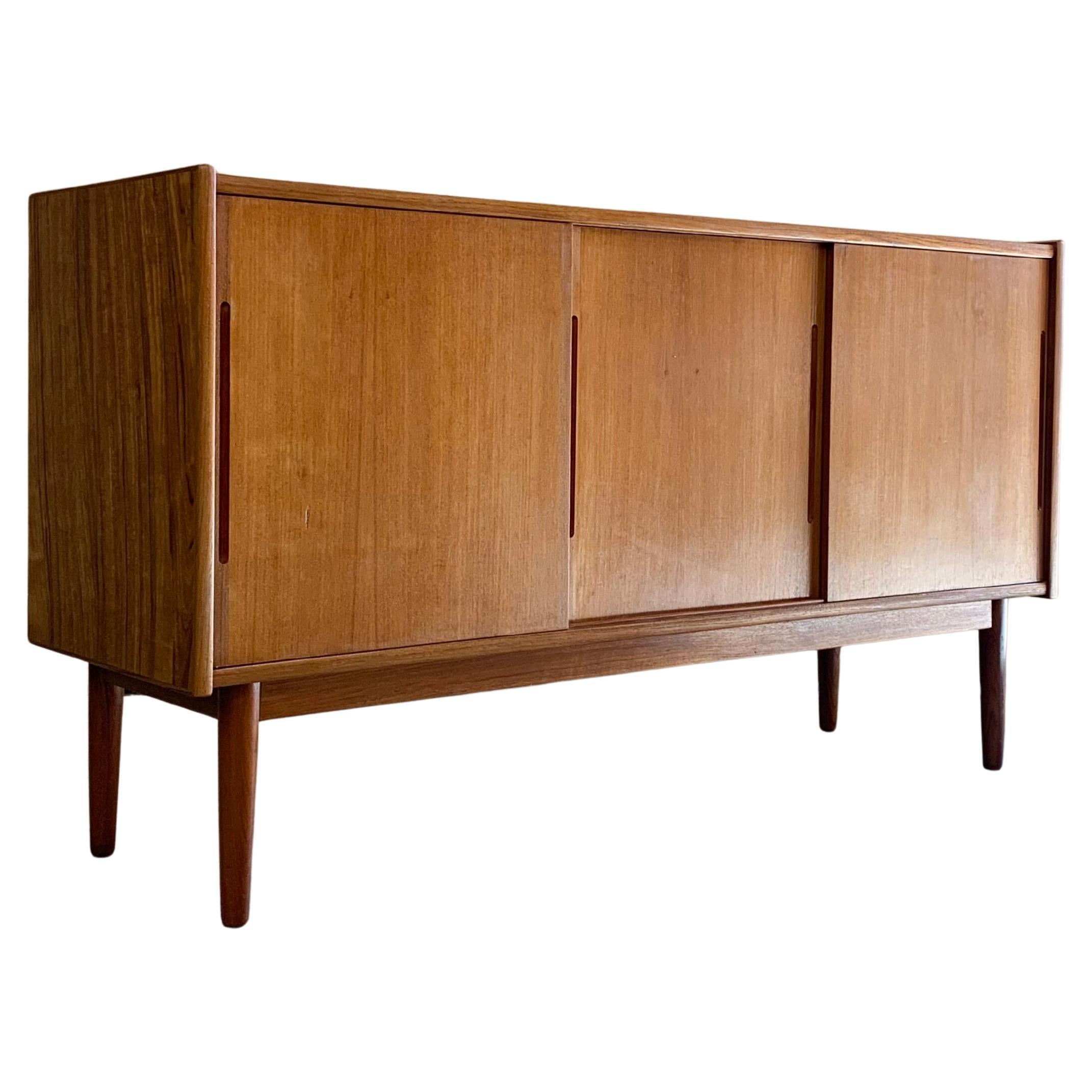 Credenza danesa de teca a pequeña escala de los años 60